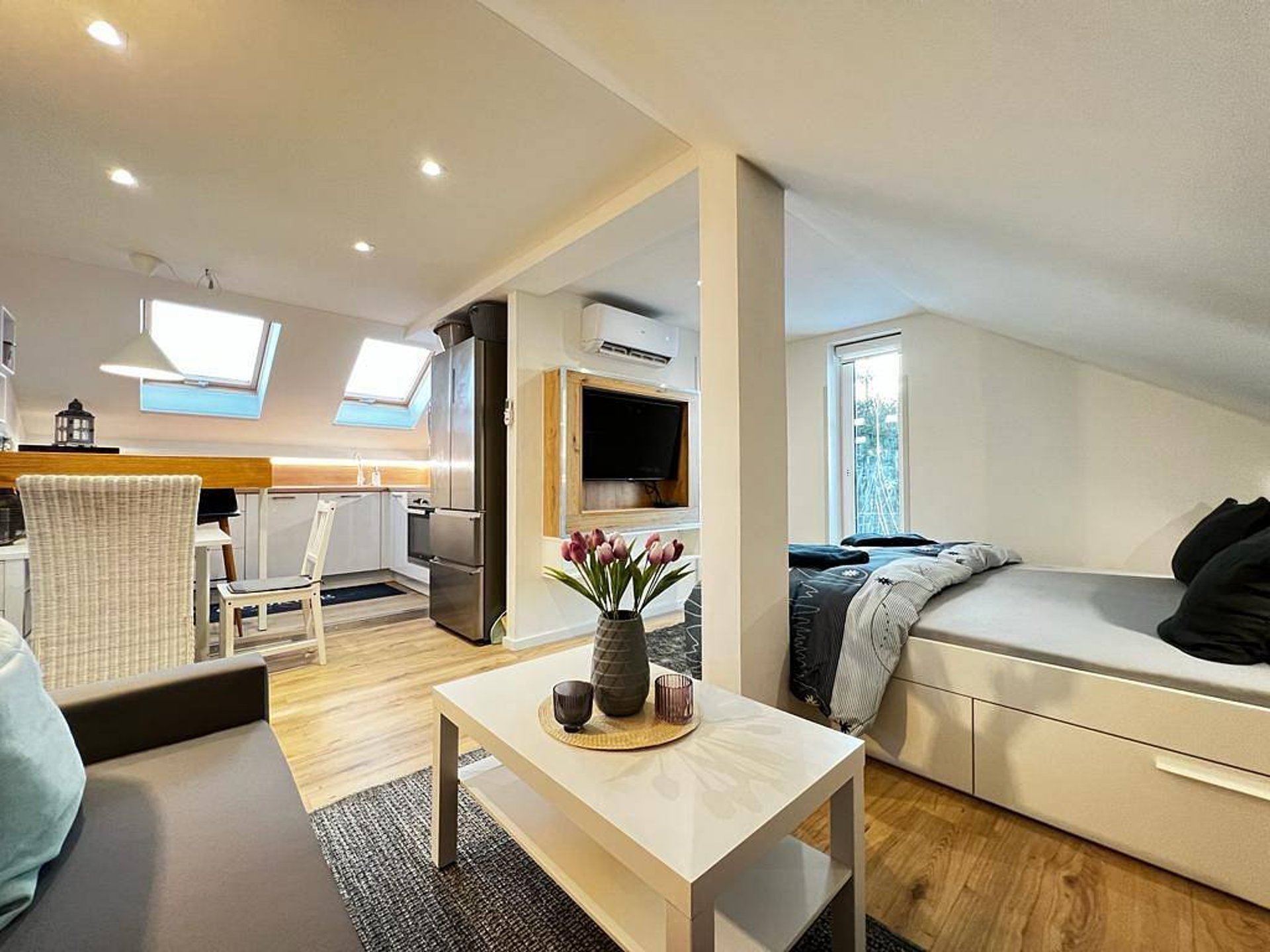 black and white bed linen