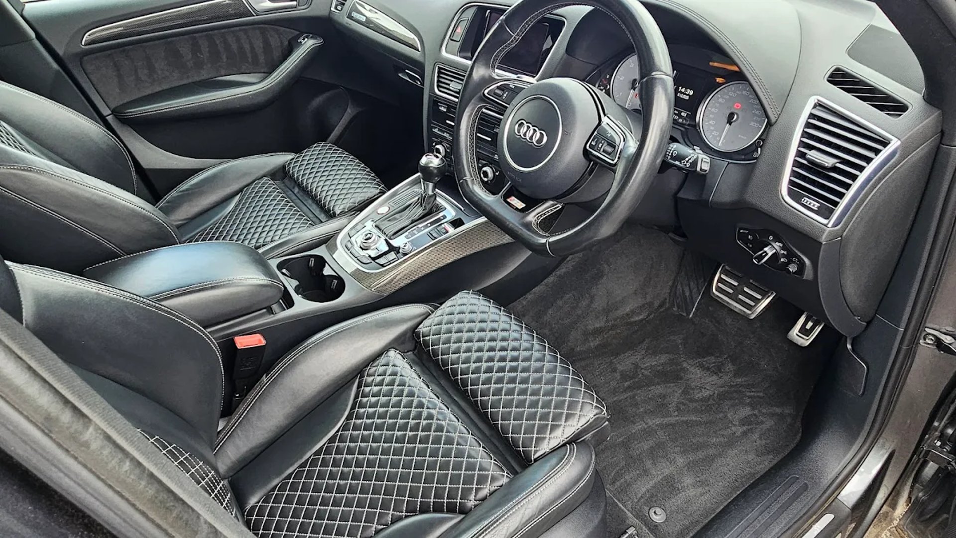 black and white bed linen