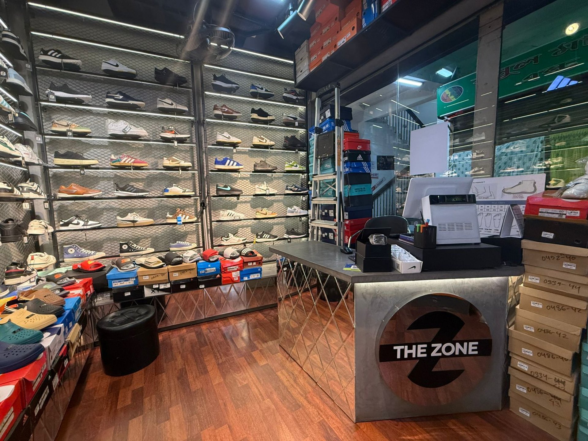 gray computer monitor