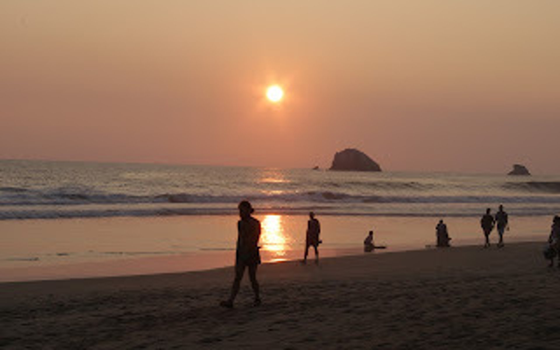 gray computer monitor