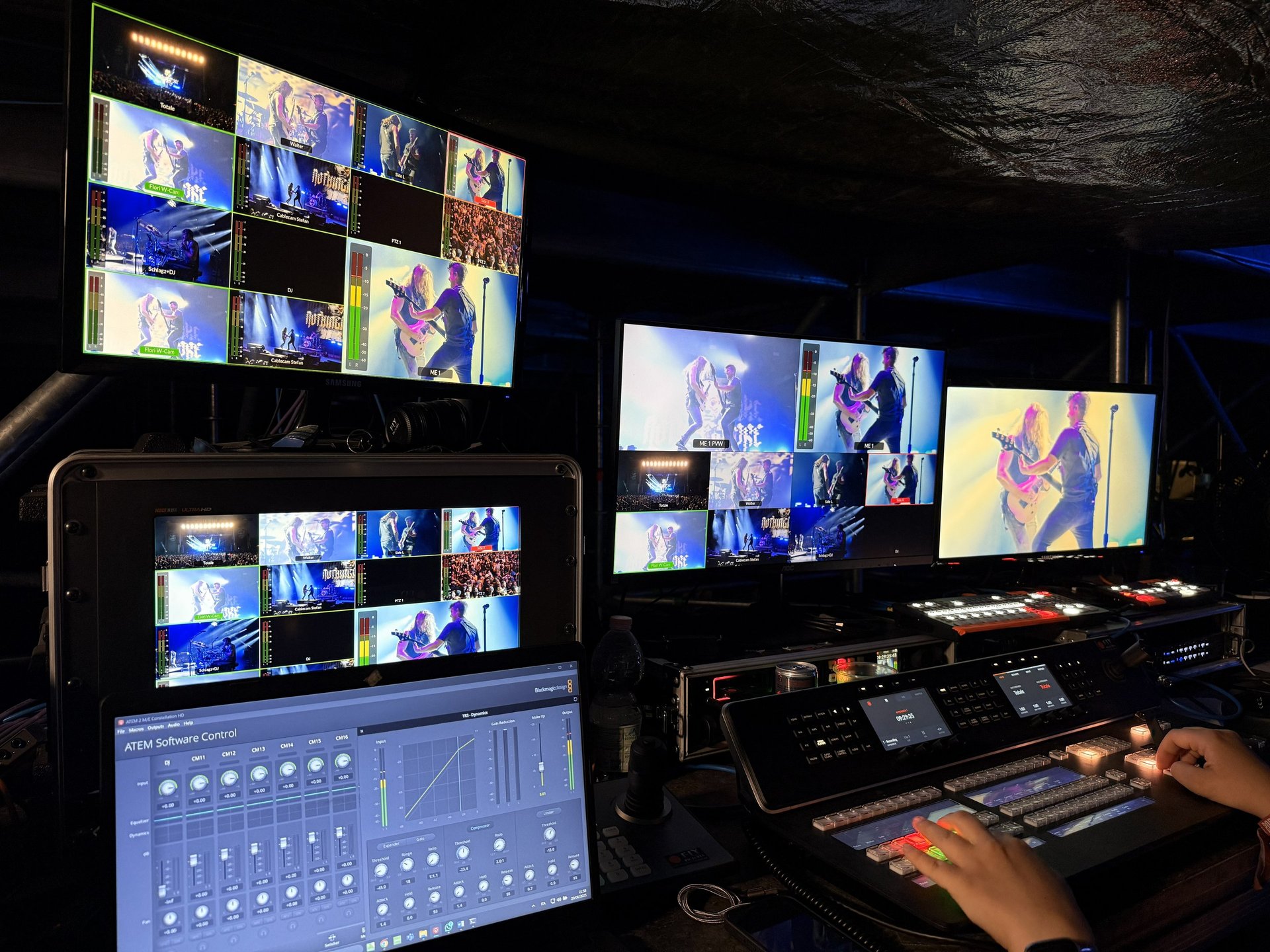 gray computer monitor