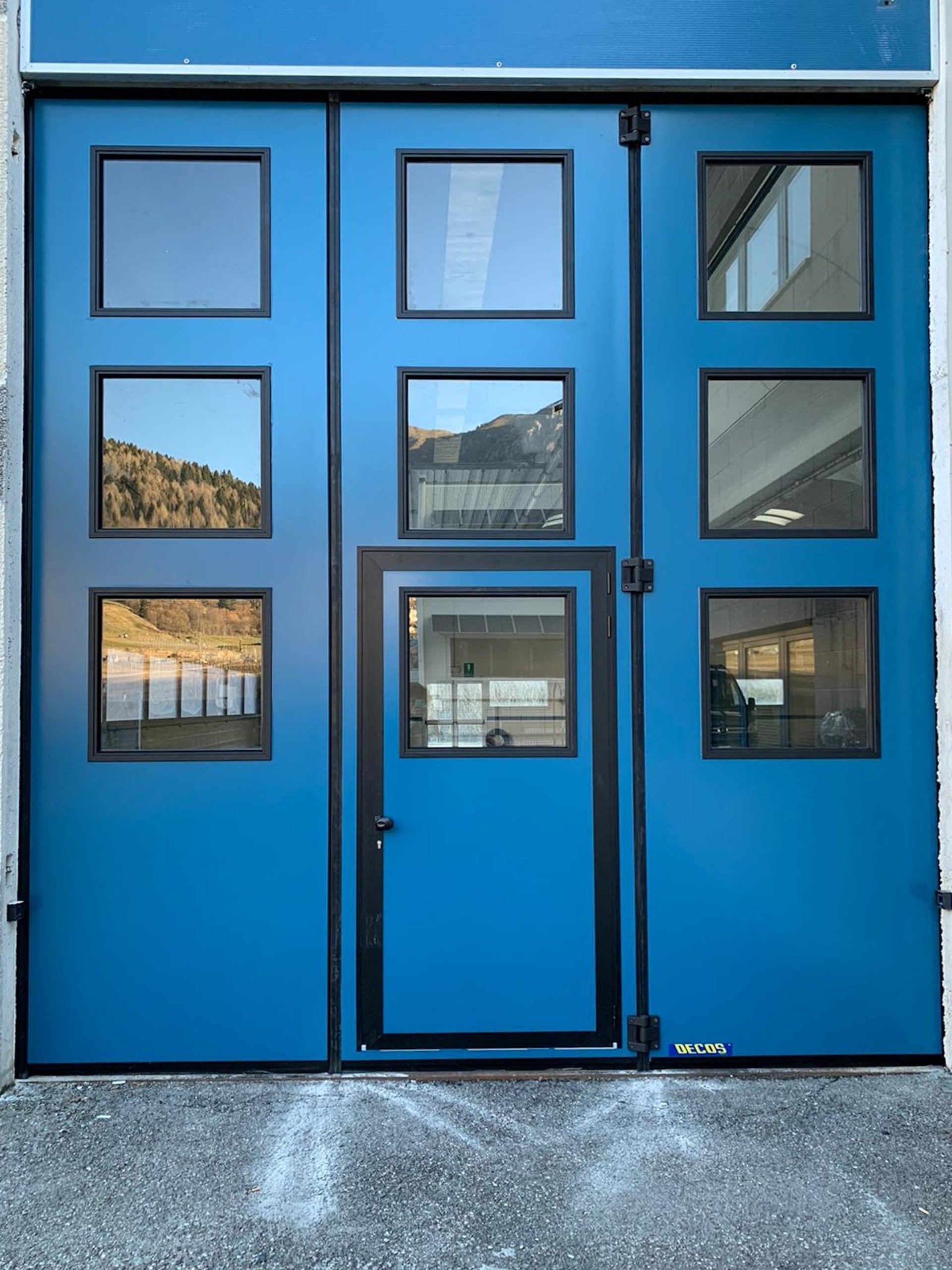 gray computer monitor