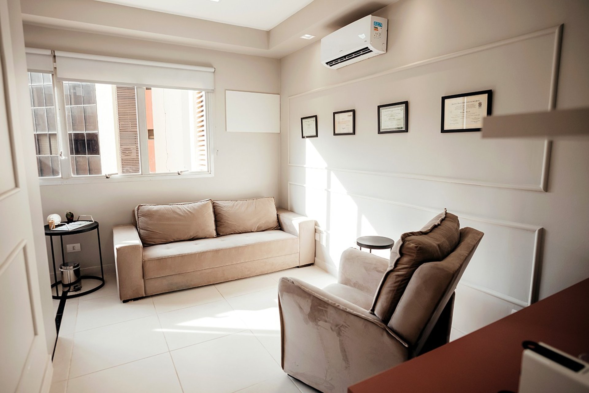 gray computer monitor