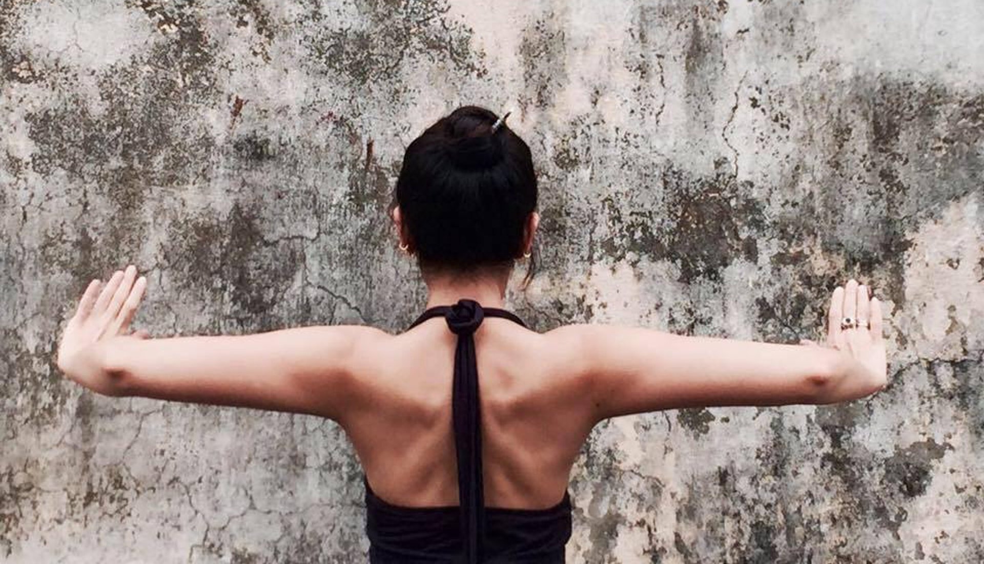 gray computer monitor