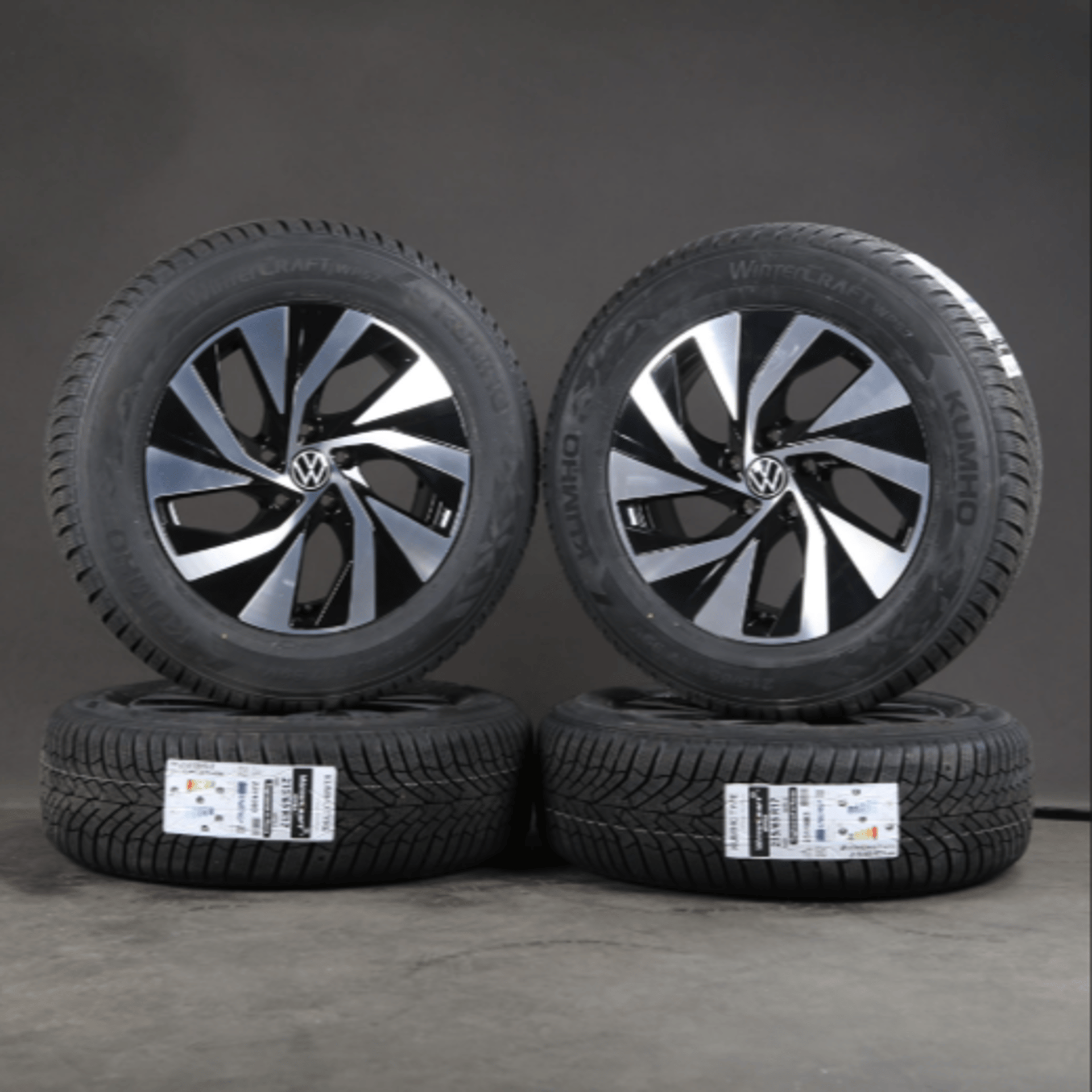 black and white bed linen