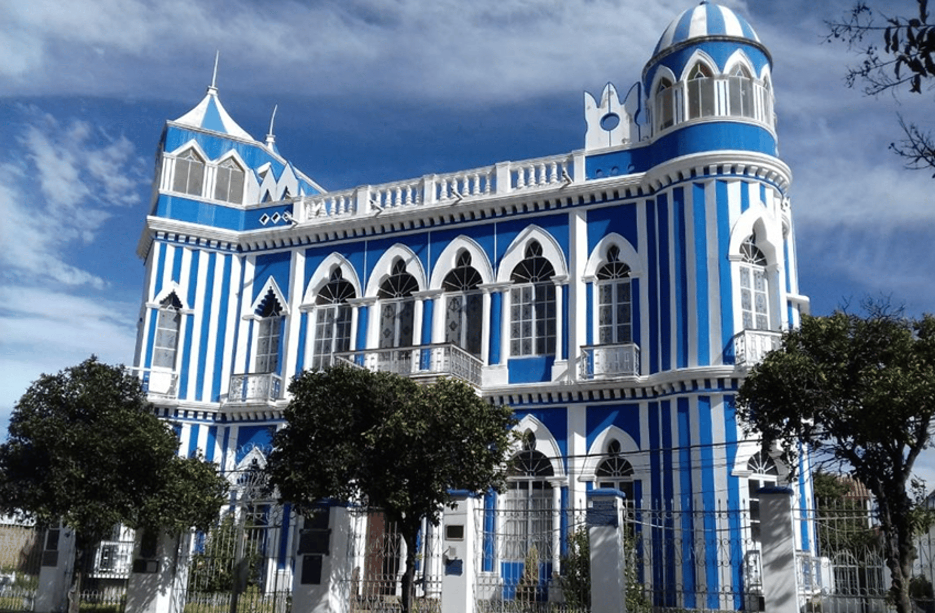 gray computer monitor