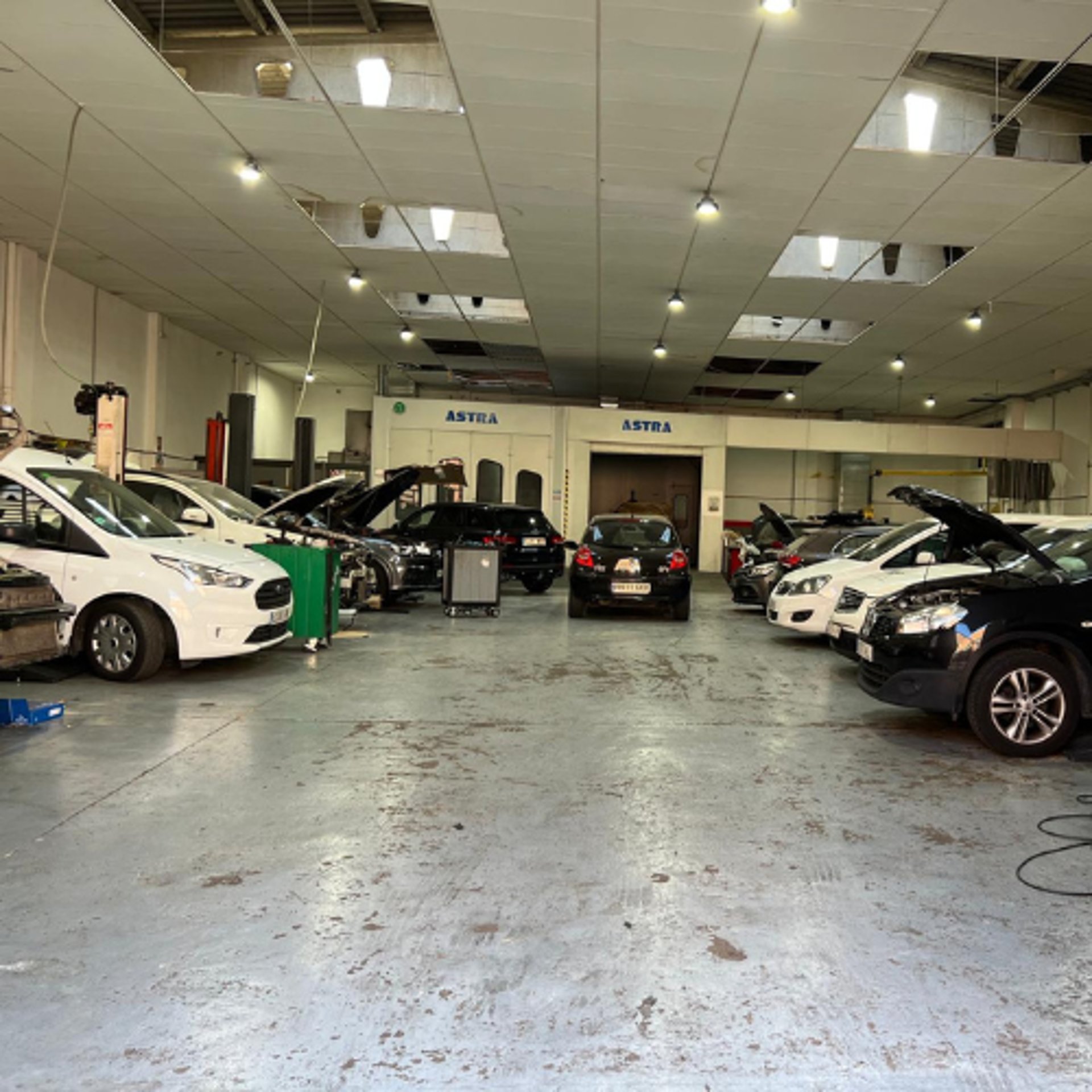 gray computer monitor