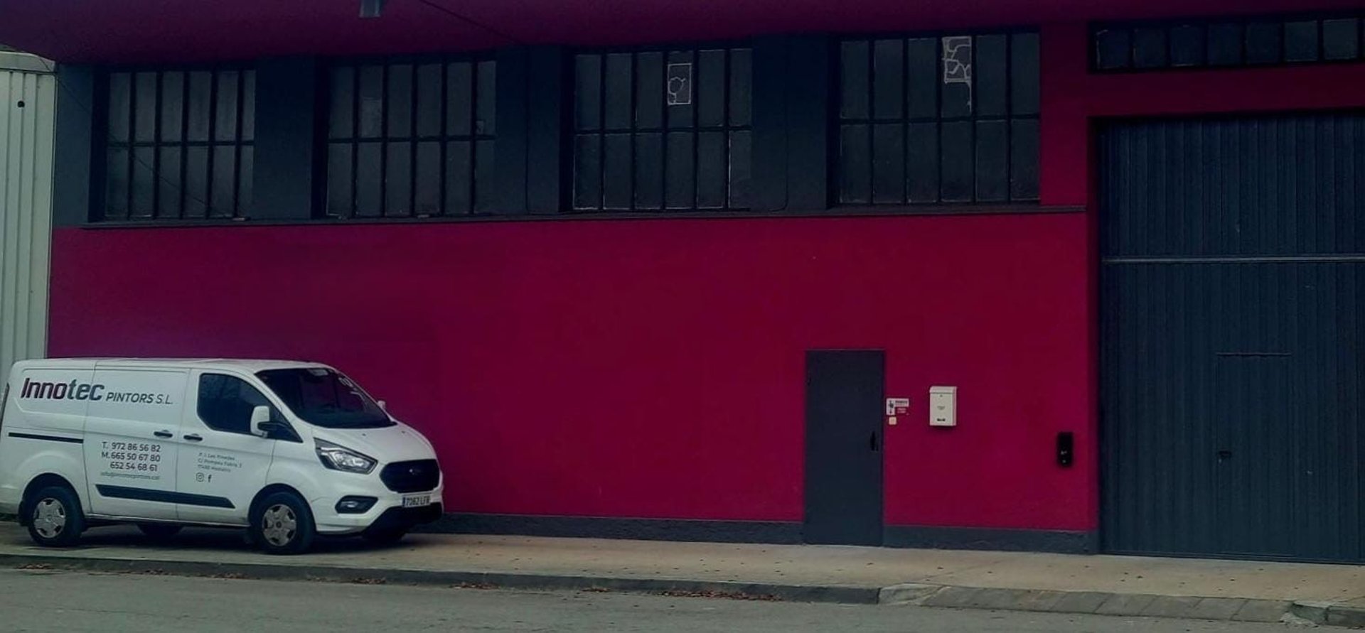 black and brown leather padded tub sofa