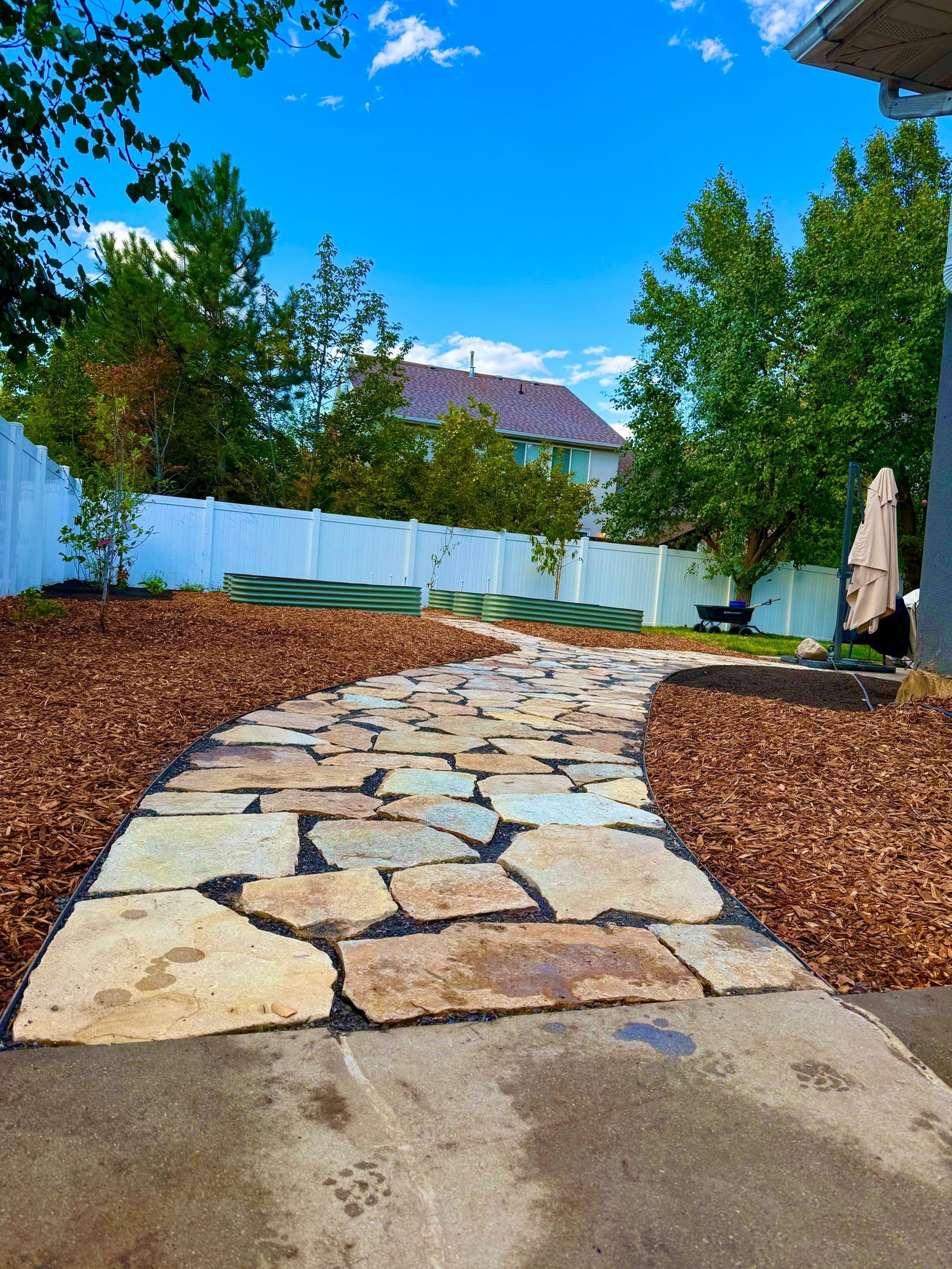 gray computer monitor