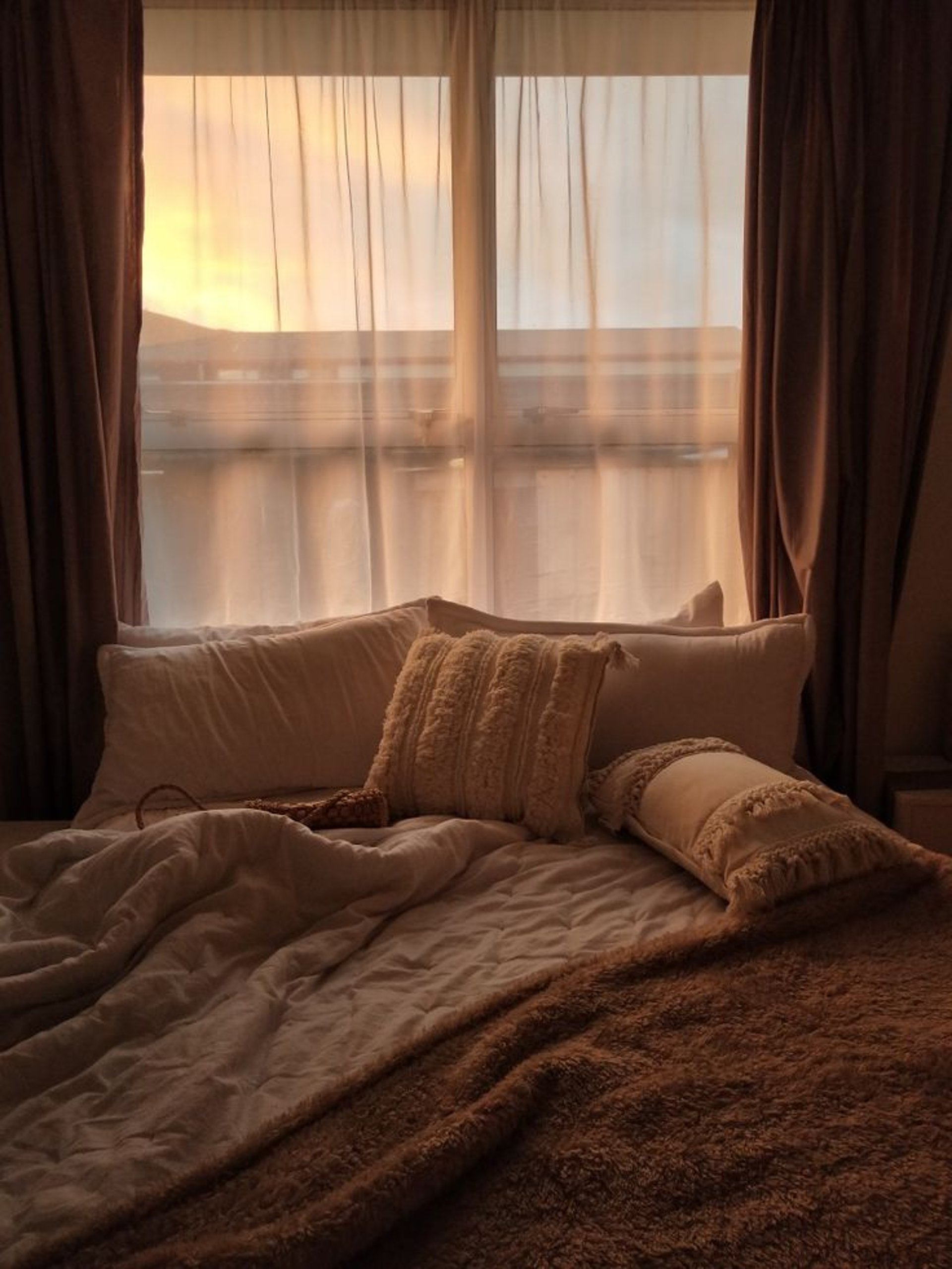 gray computer monitor