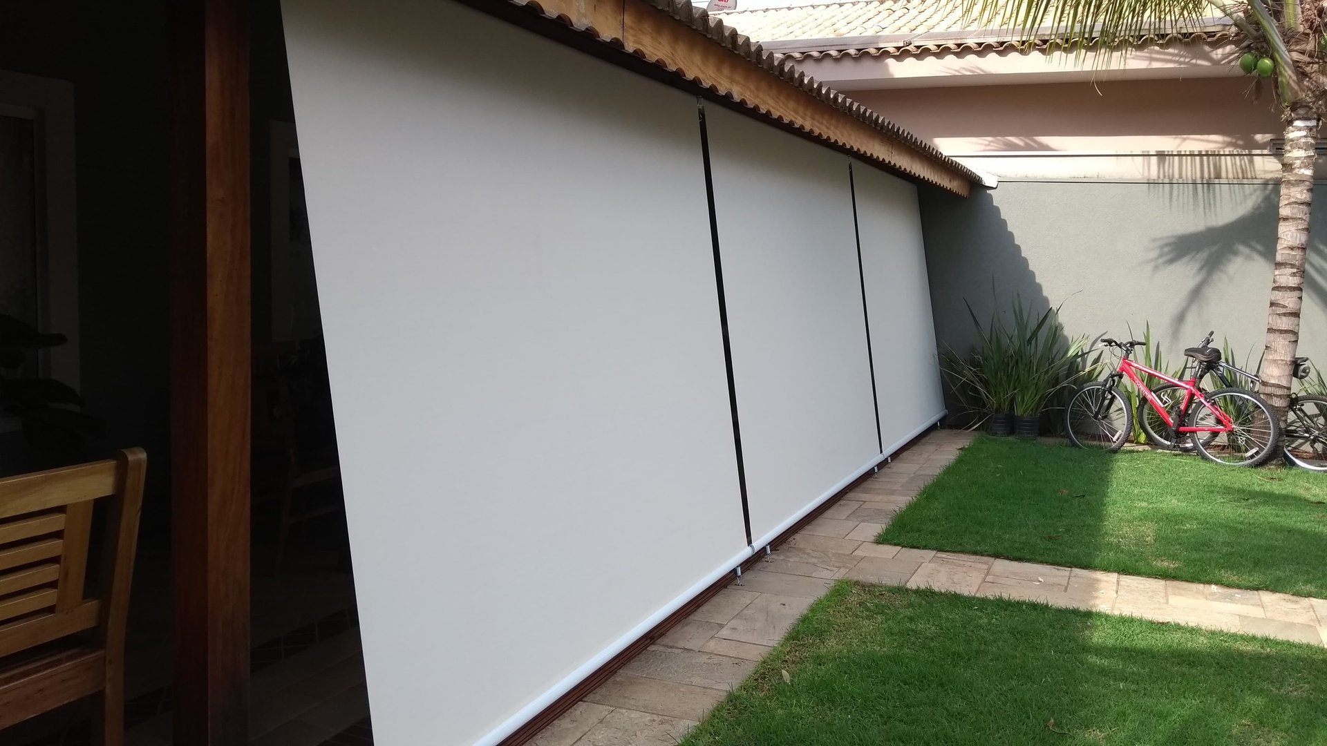 gray computer monitor