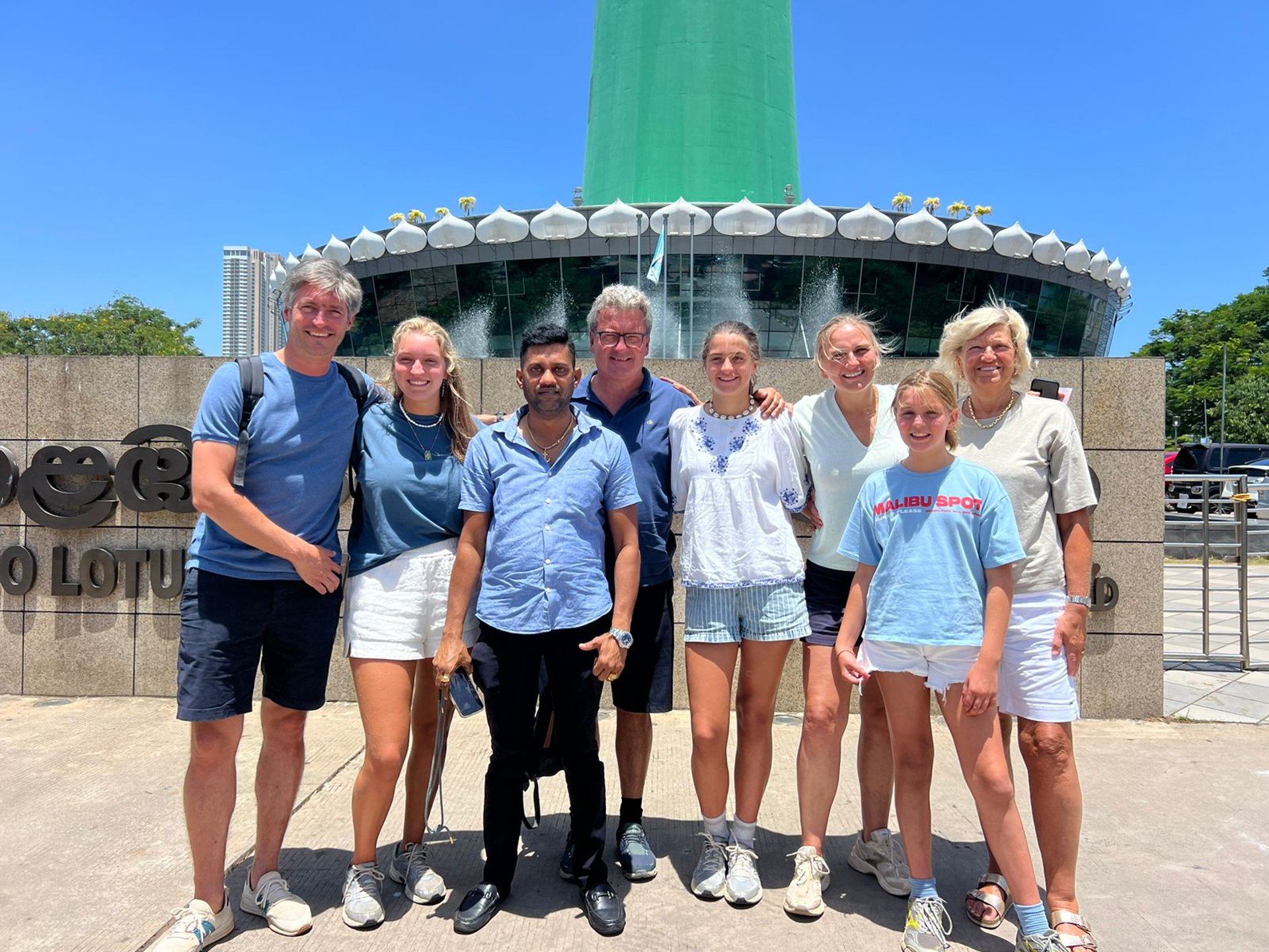 gray computer monitor