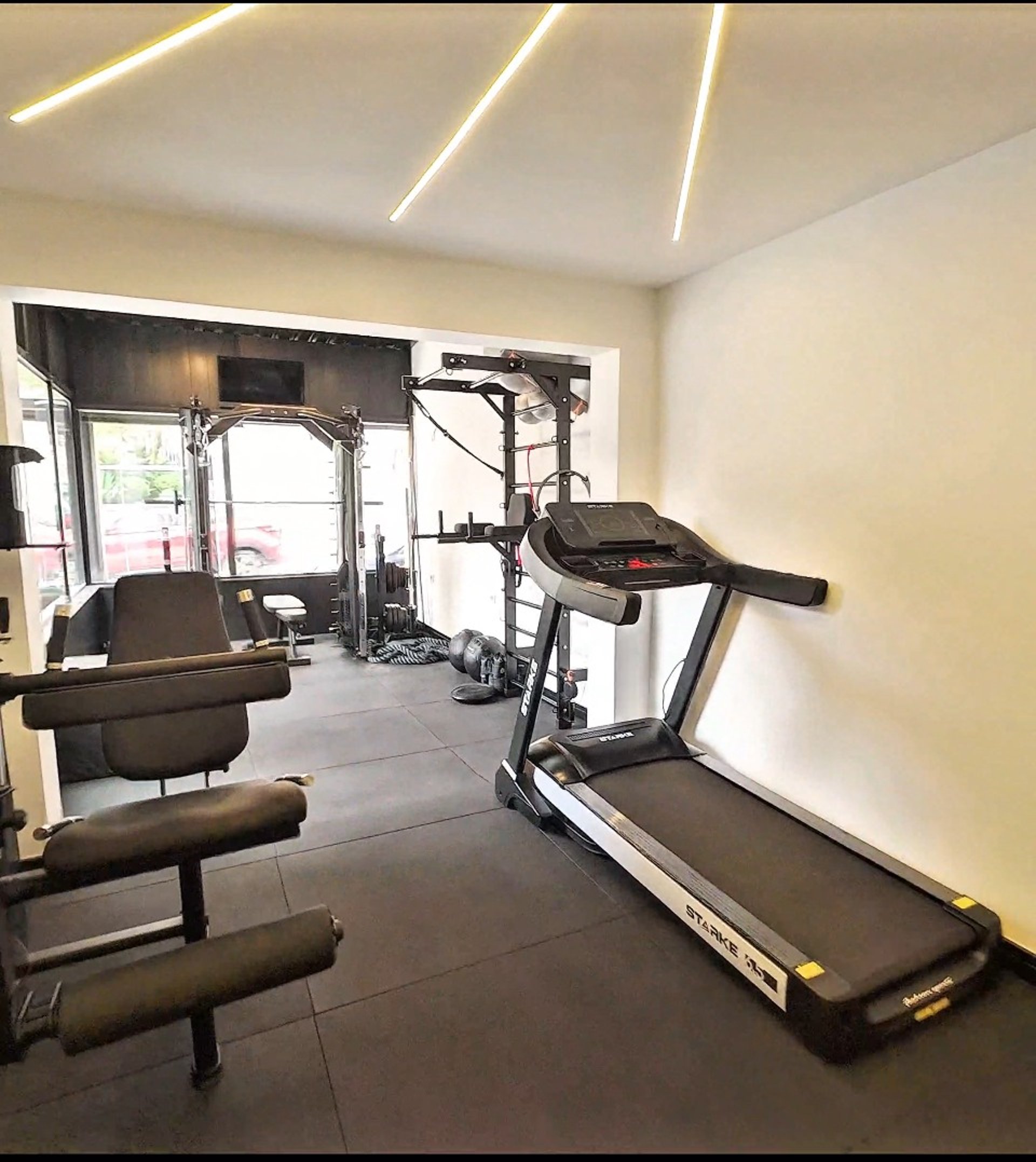 gray computer monitor