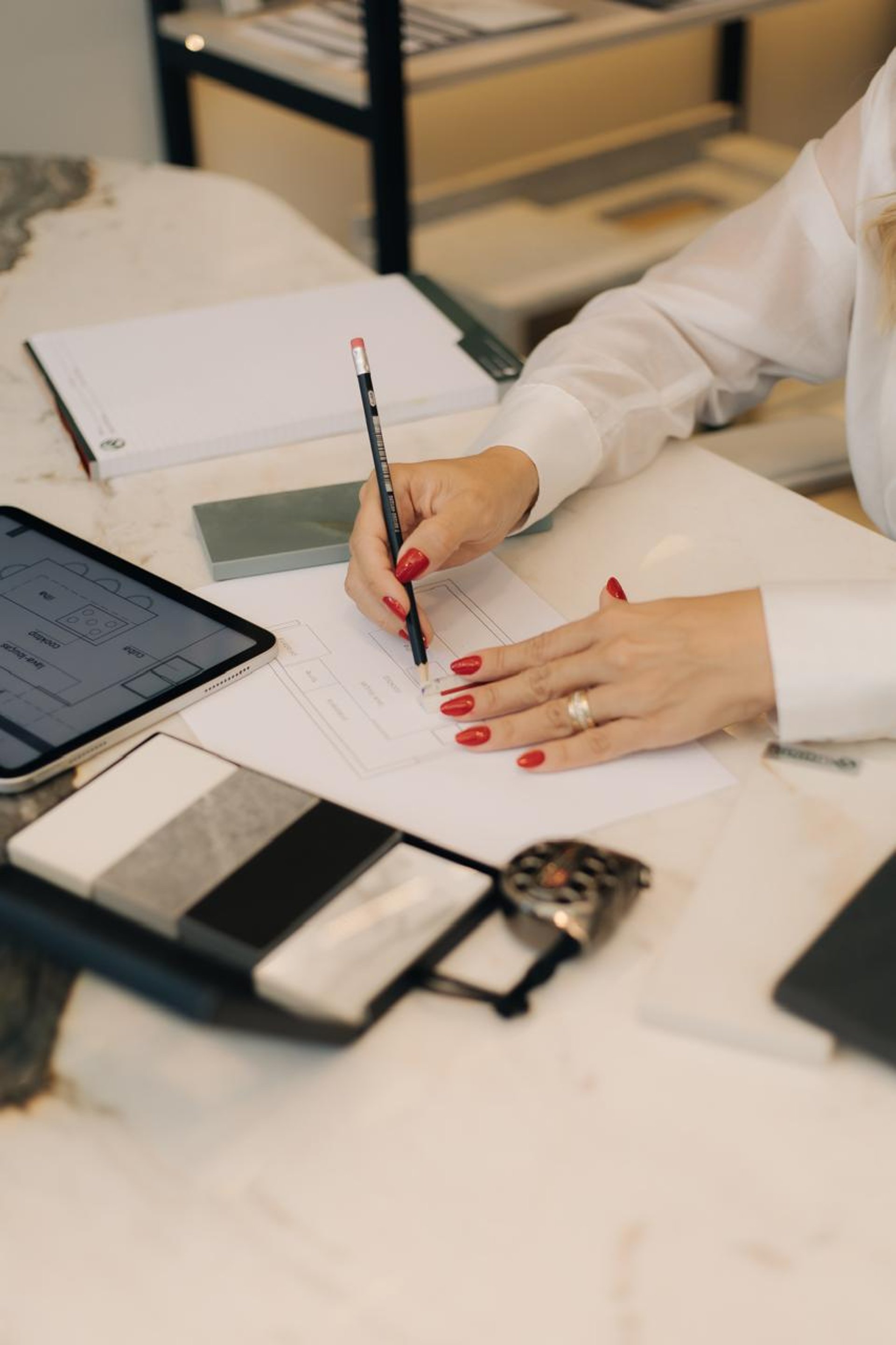 gray computer monitor