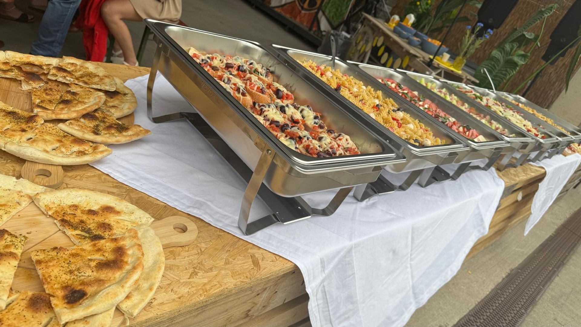 gray computer monitor