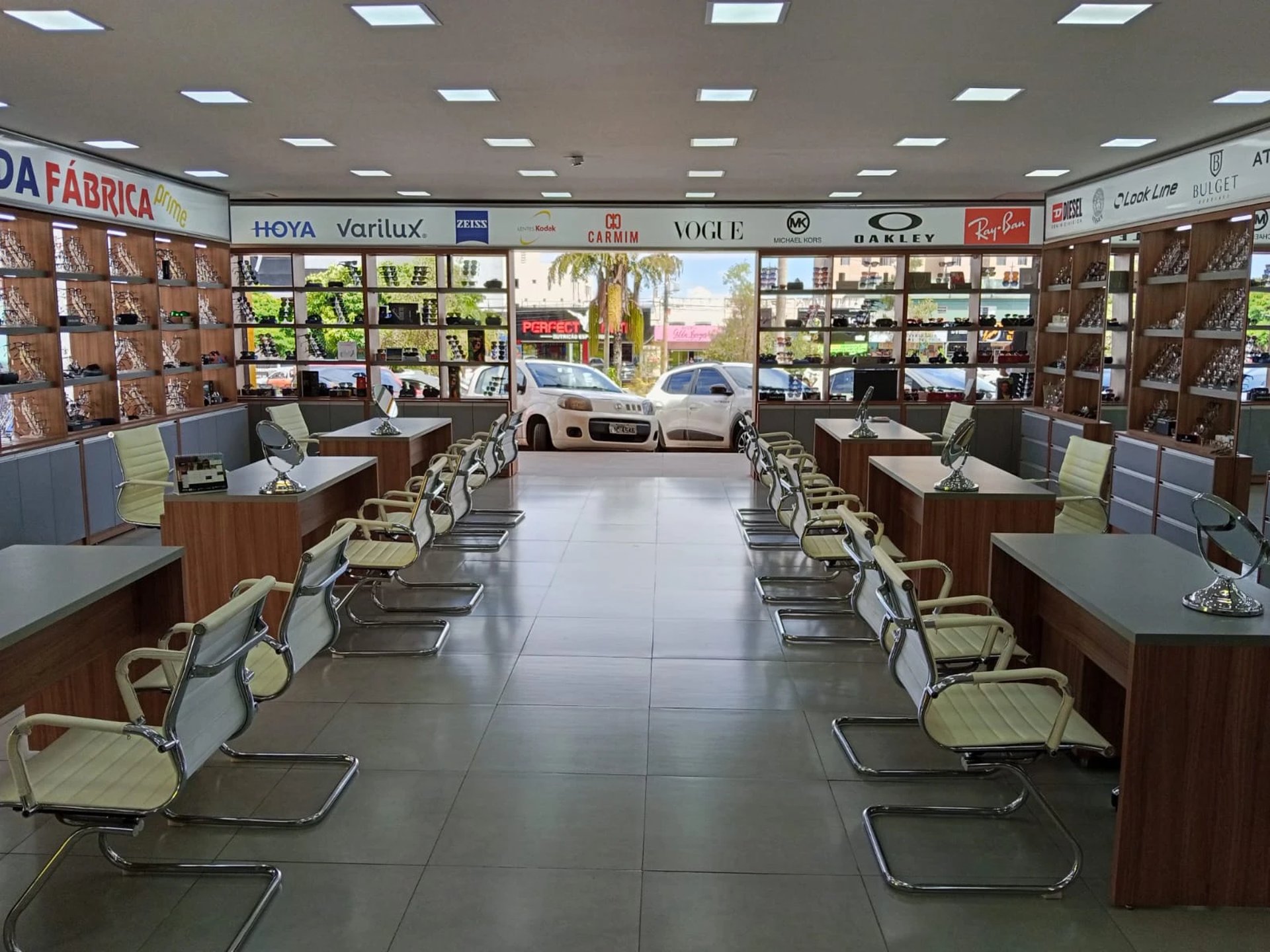 Óculos solares modernos com proteção UV