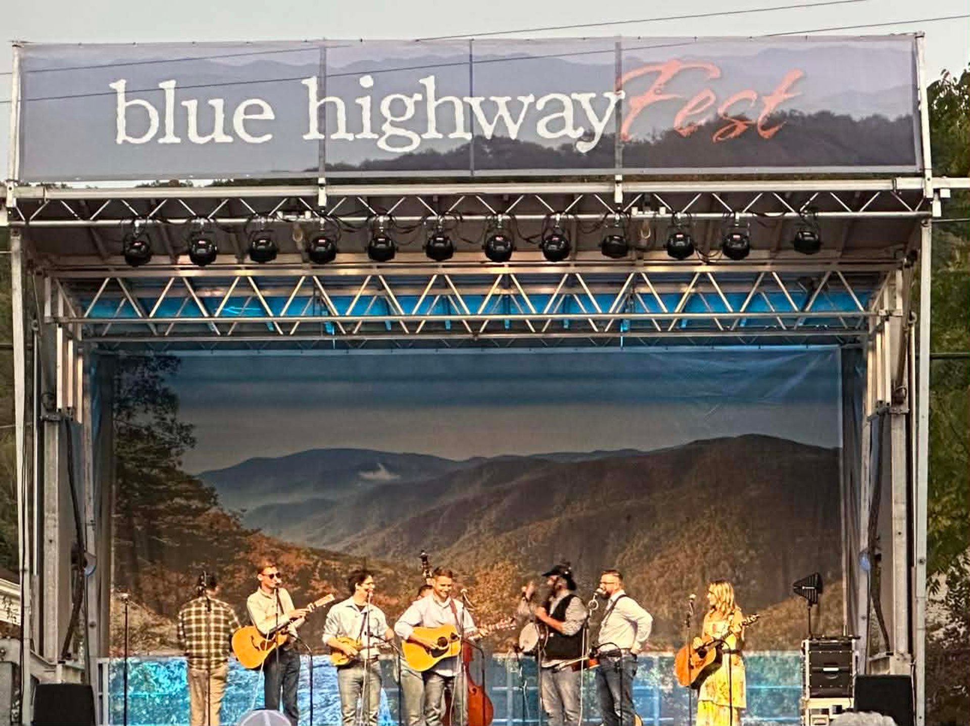 gray computer monitor