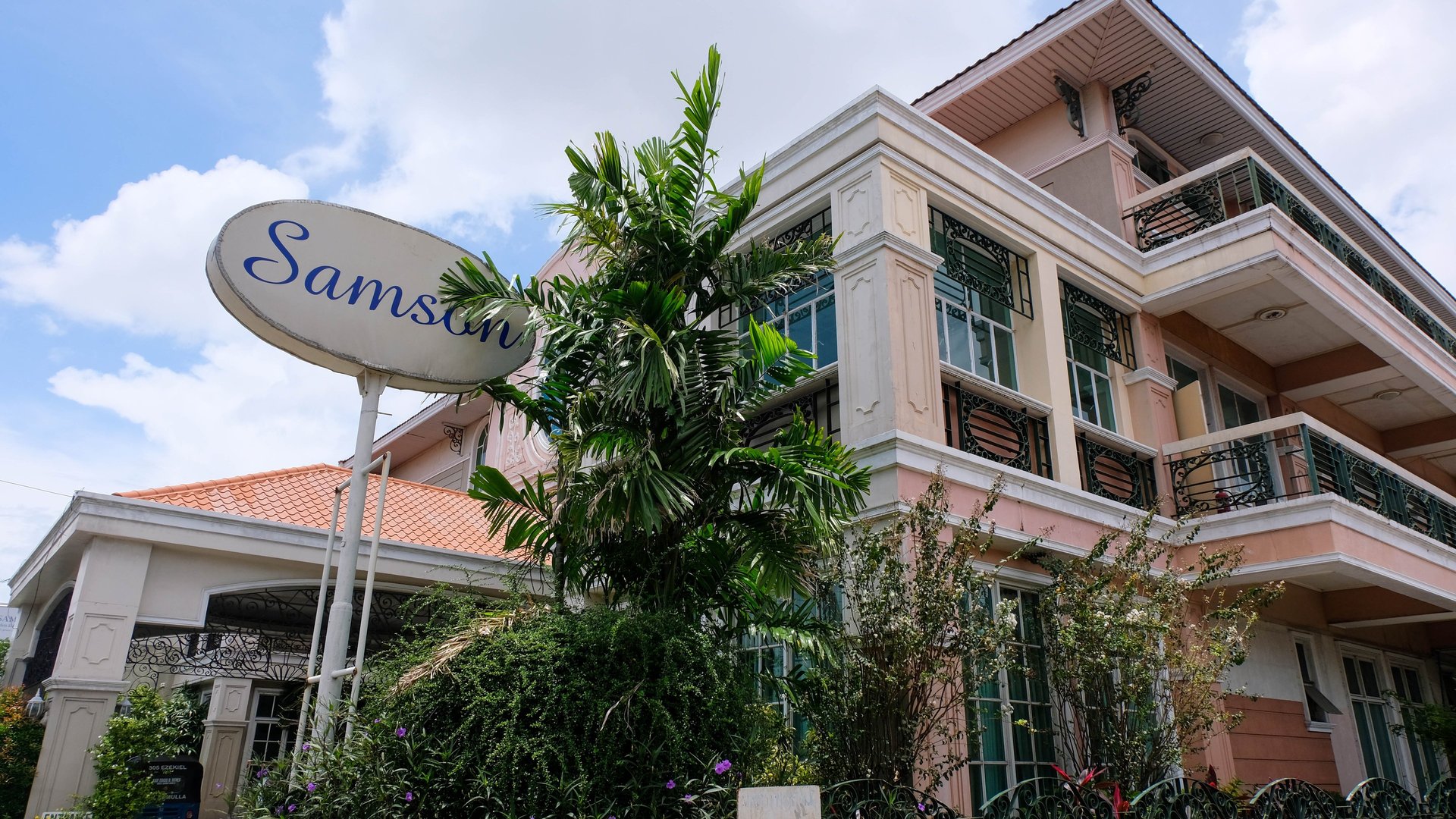 black and white bed linen