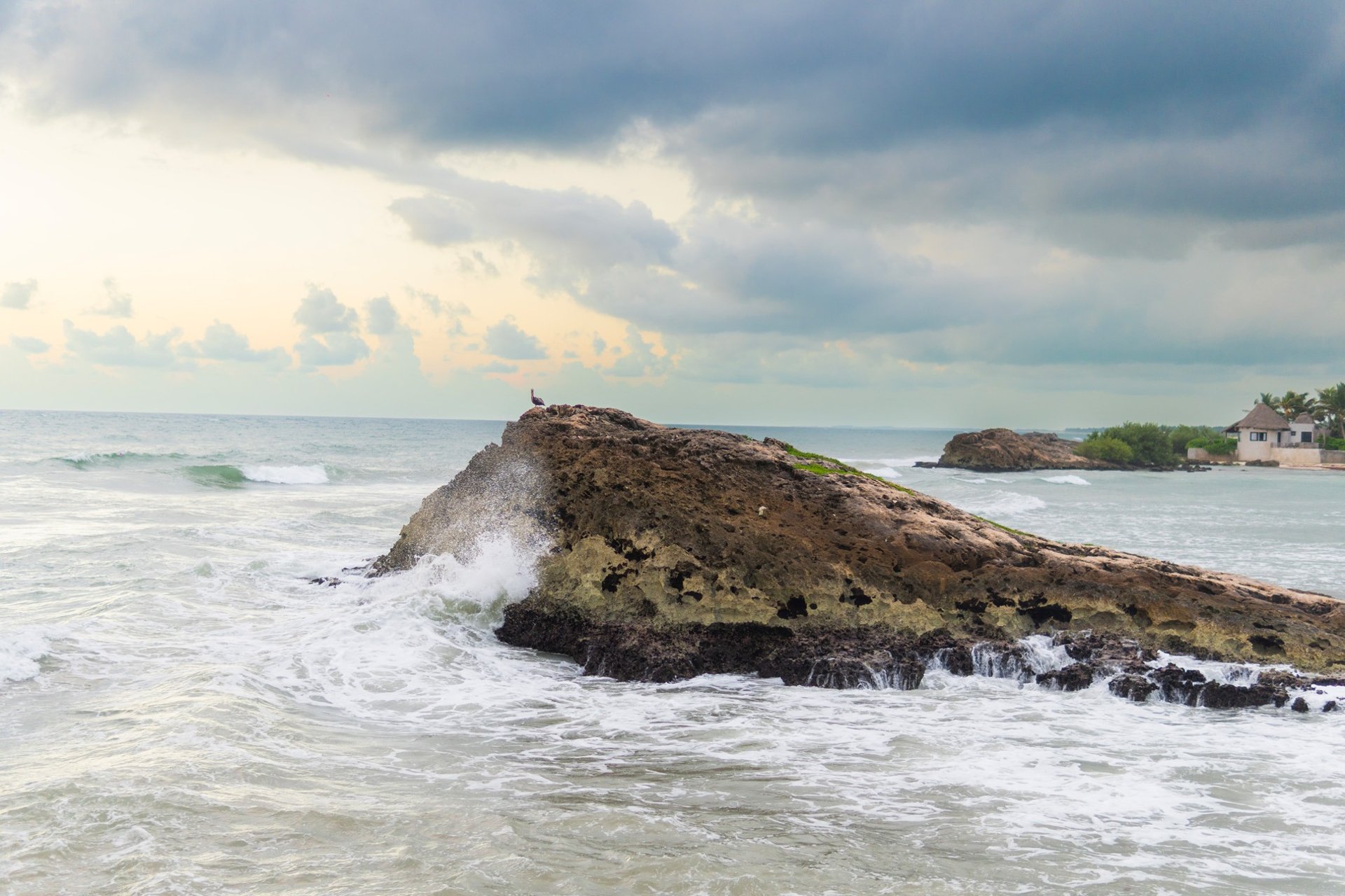 gray computer monitor