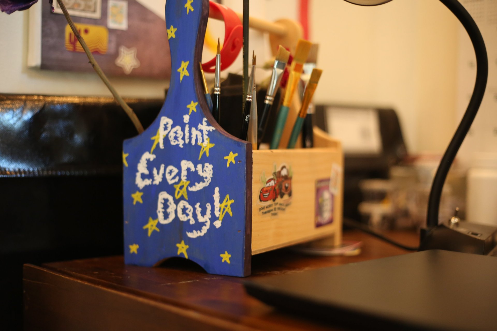 gray computer monitor