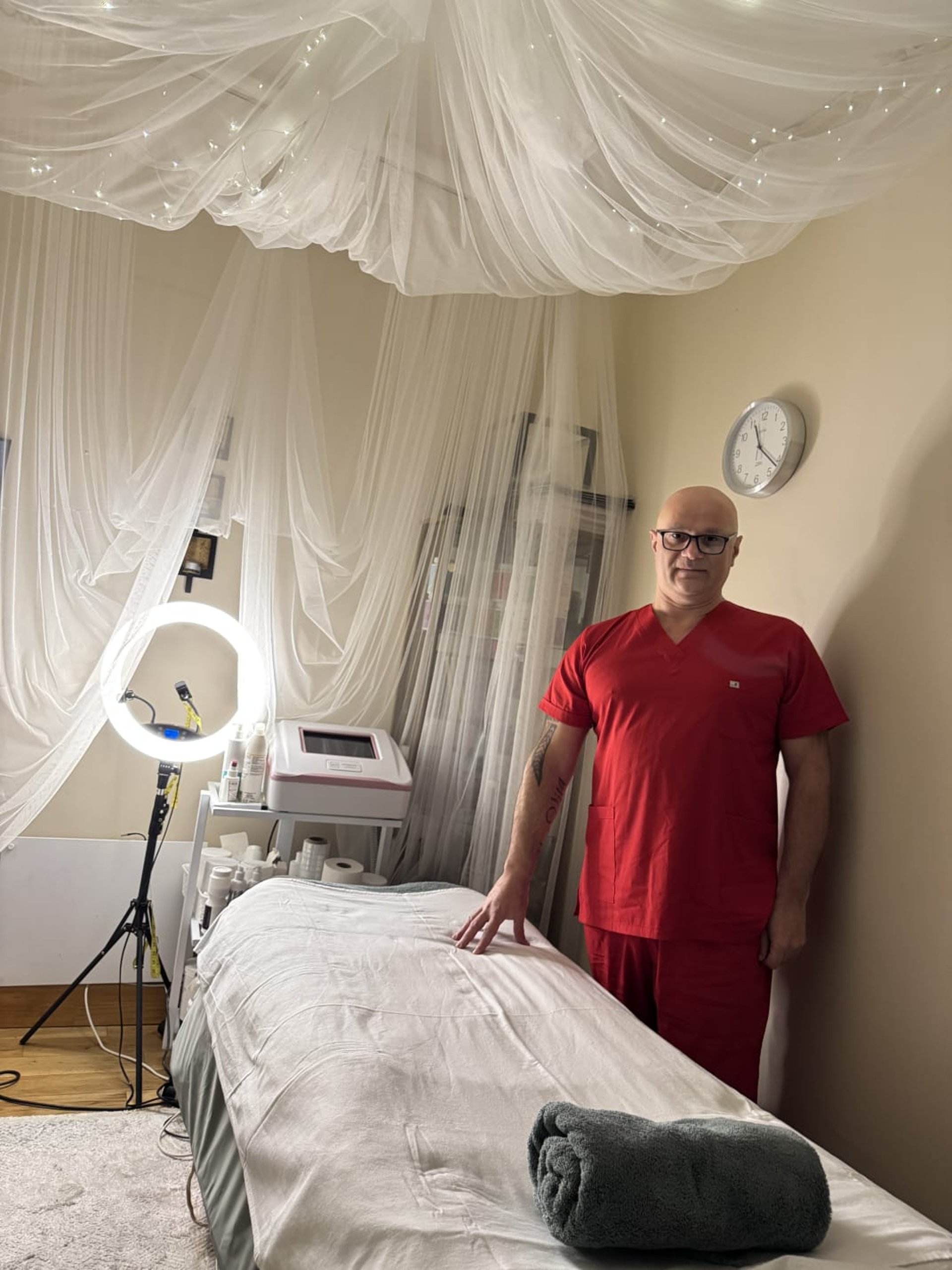 black and brown leather padded tub sofa