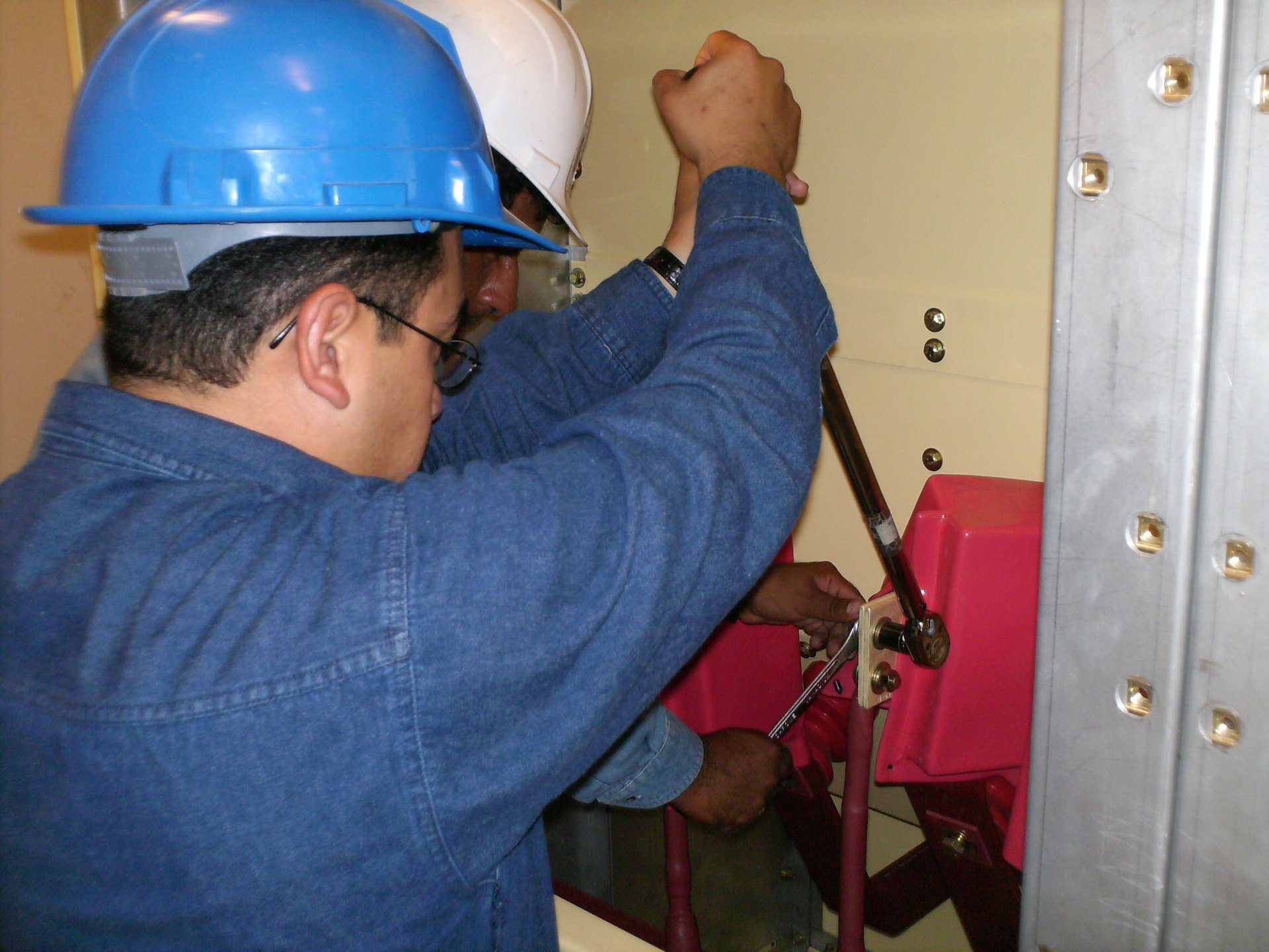 gray computer monitor