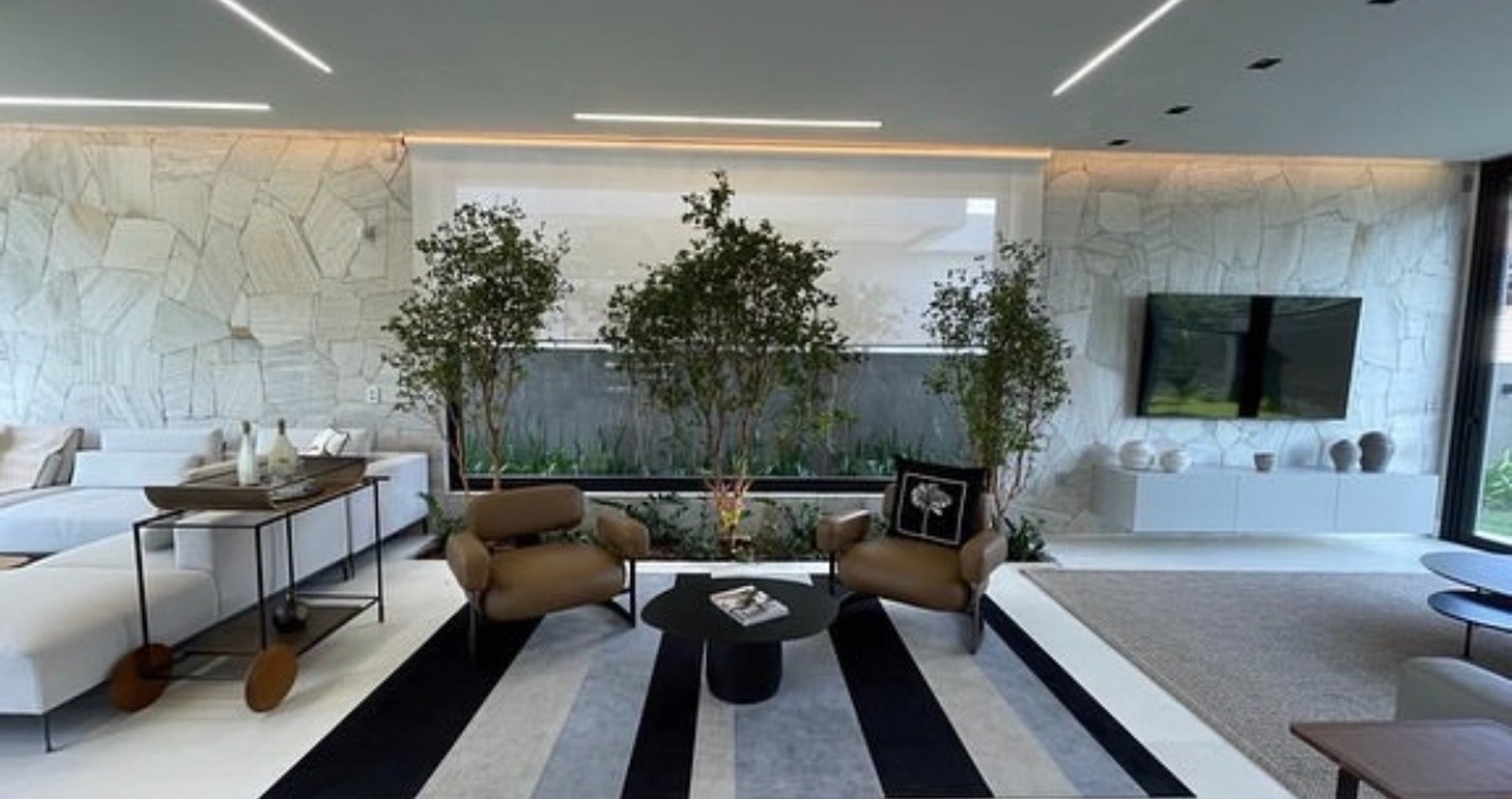 gray computer monitor