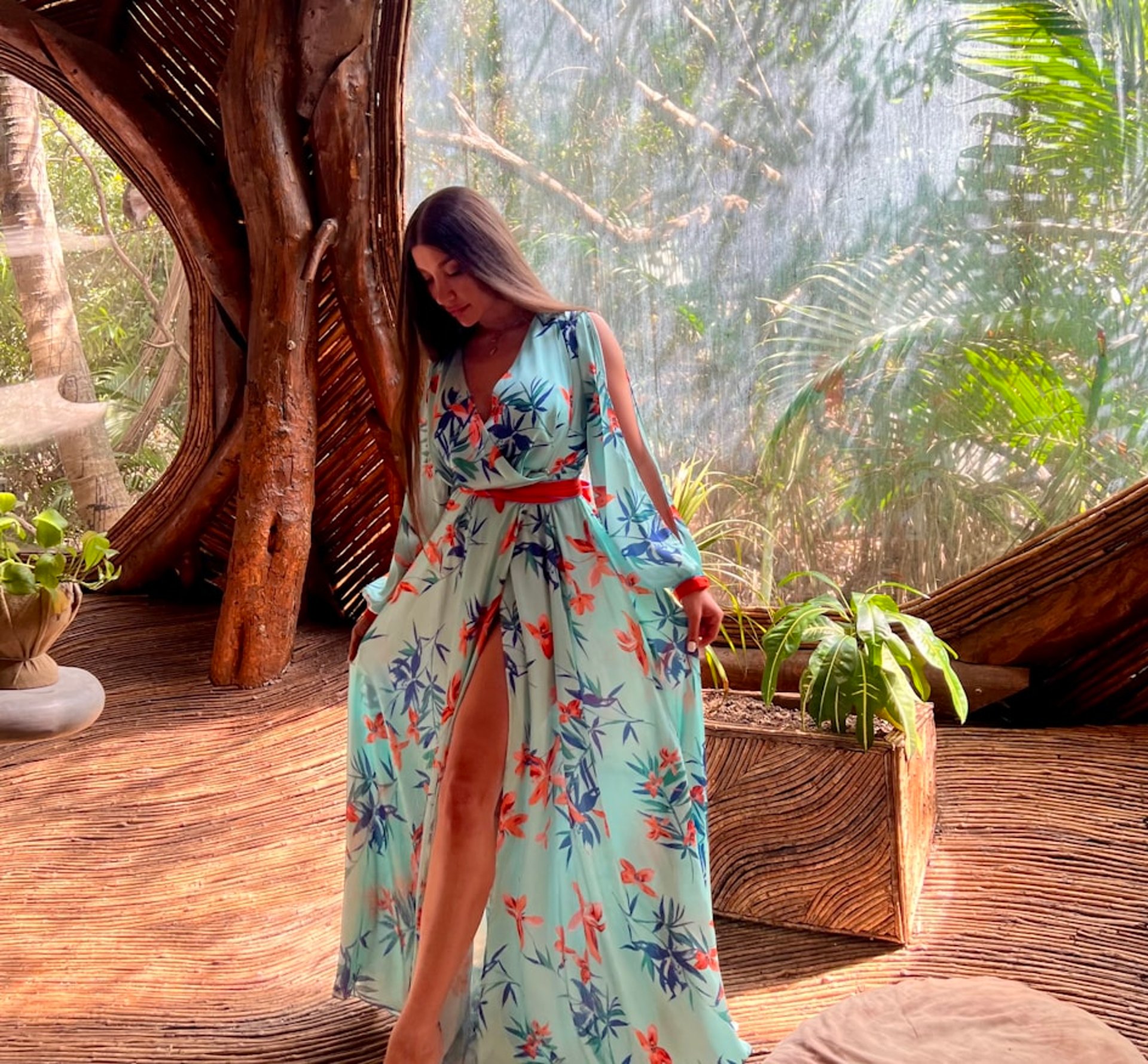 Mujer con vestido suelto estilo hippie boho bohemio azul