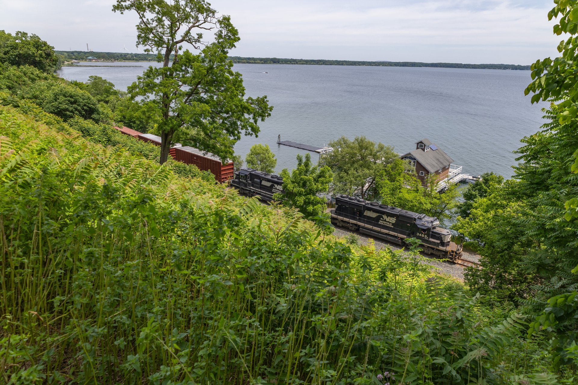 gray computer monitor