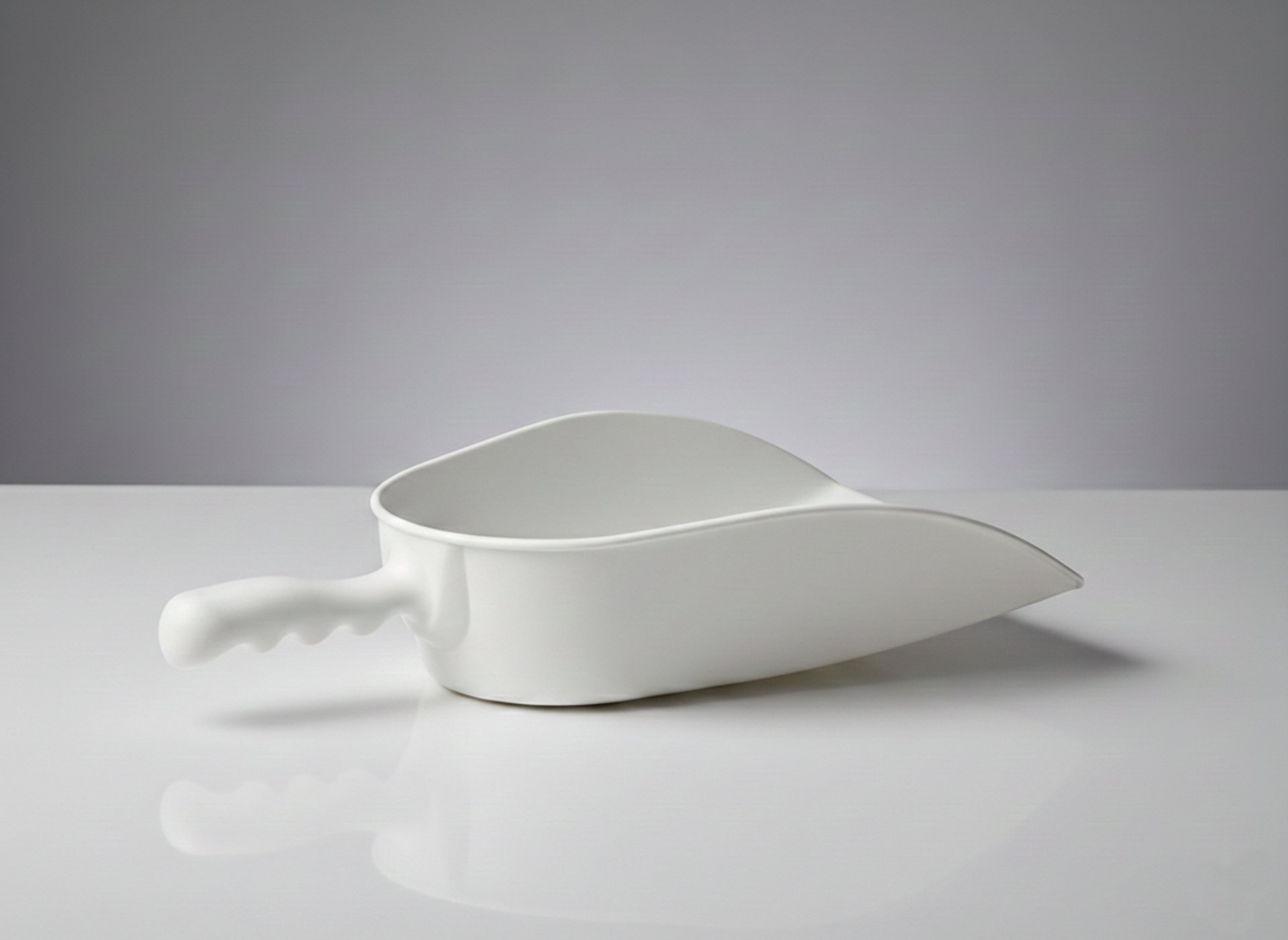 Graduierte weiße Rundschaufel. Hygienisches Design für die volumetrische Dosierung in der Produktion.