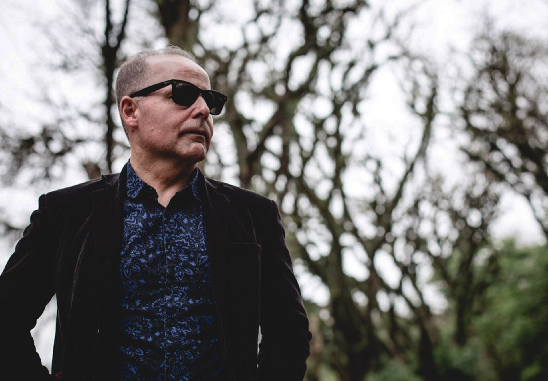 gray computer monitor