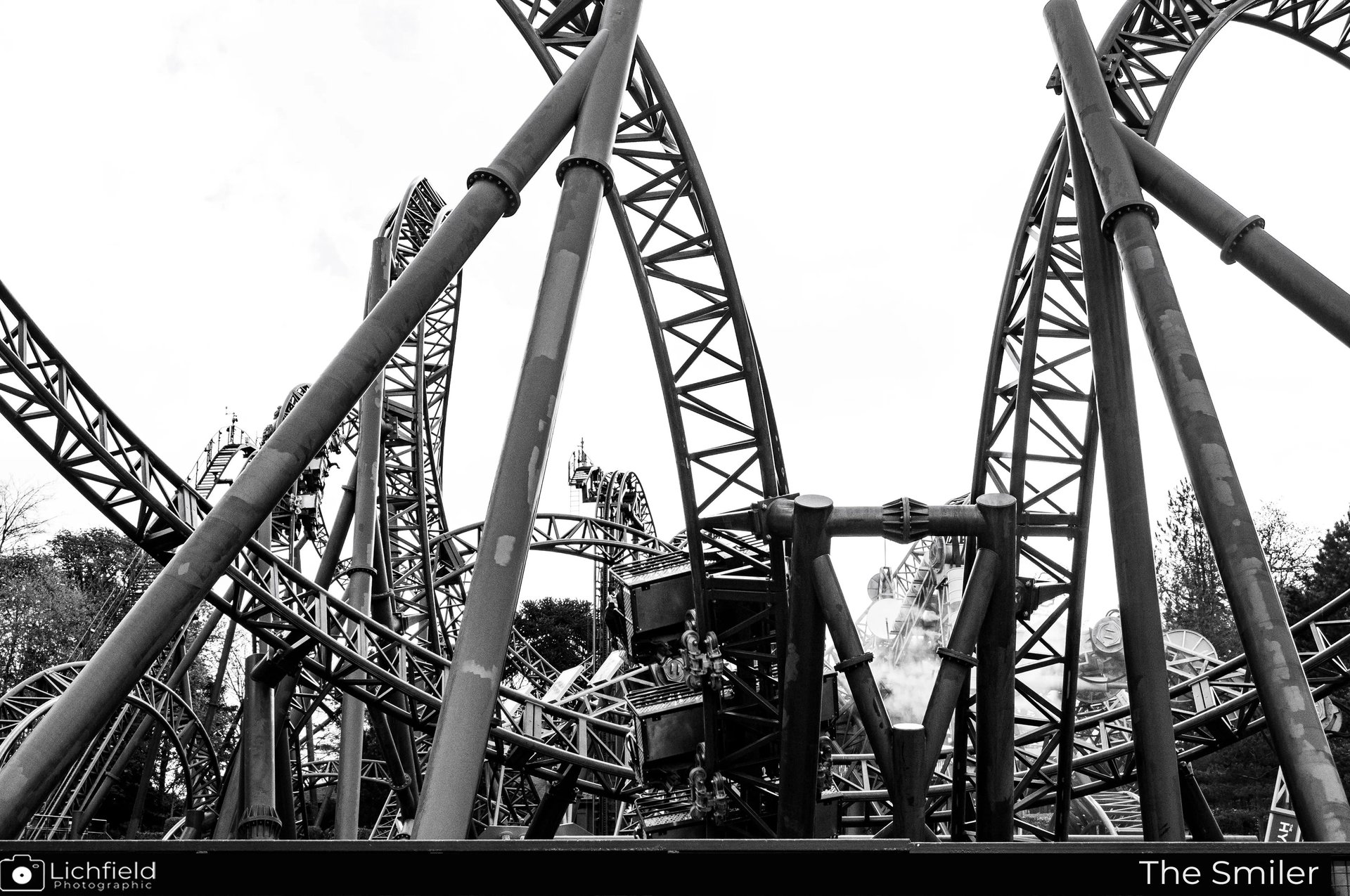 A black and whot eimage showing a section of roller coaster track 