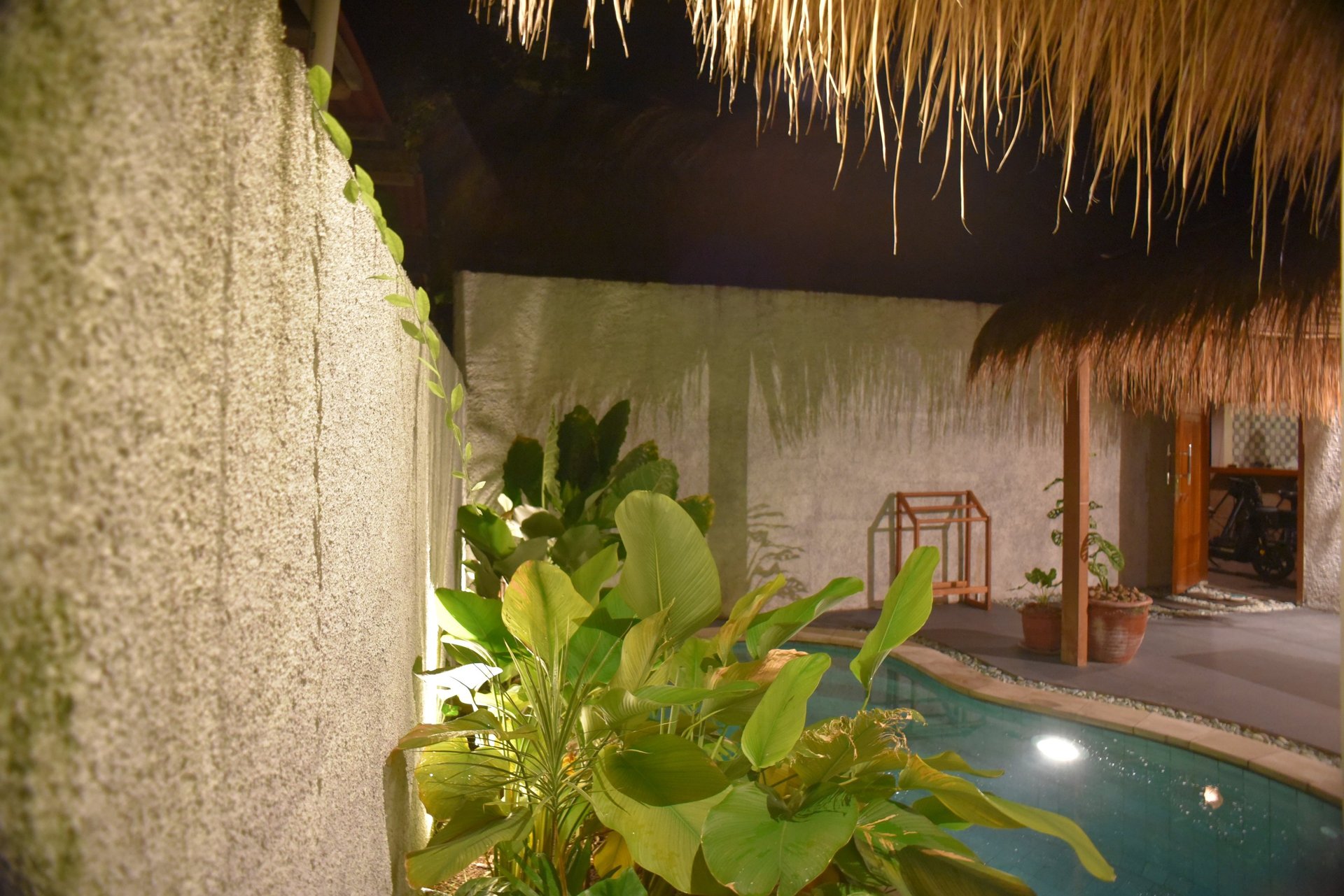 gray computer monitor