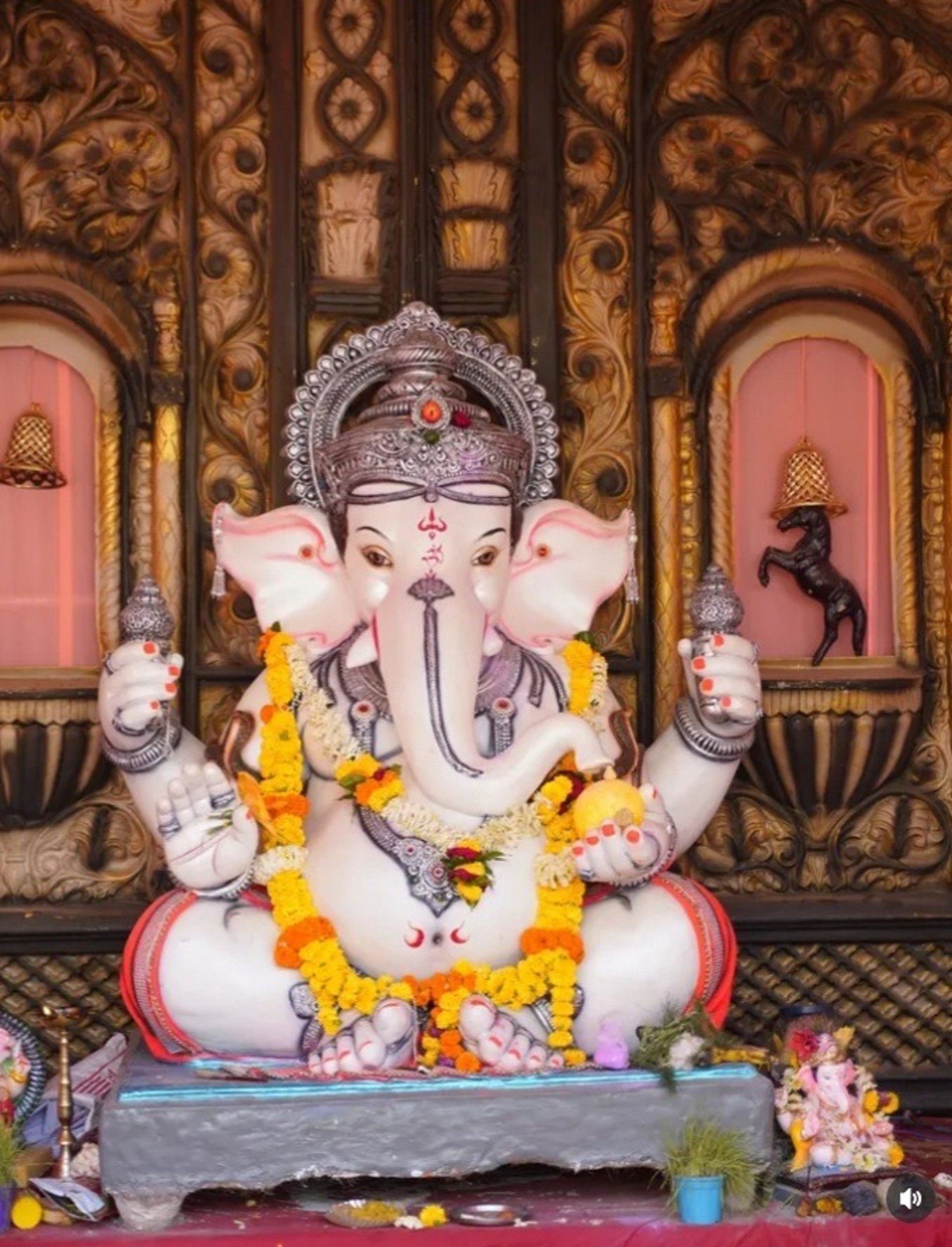 black and white bed linen