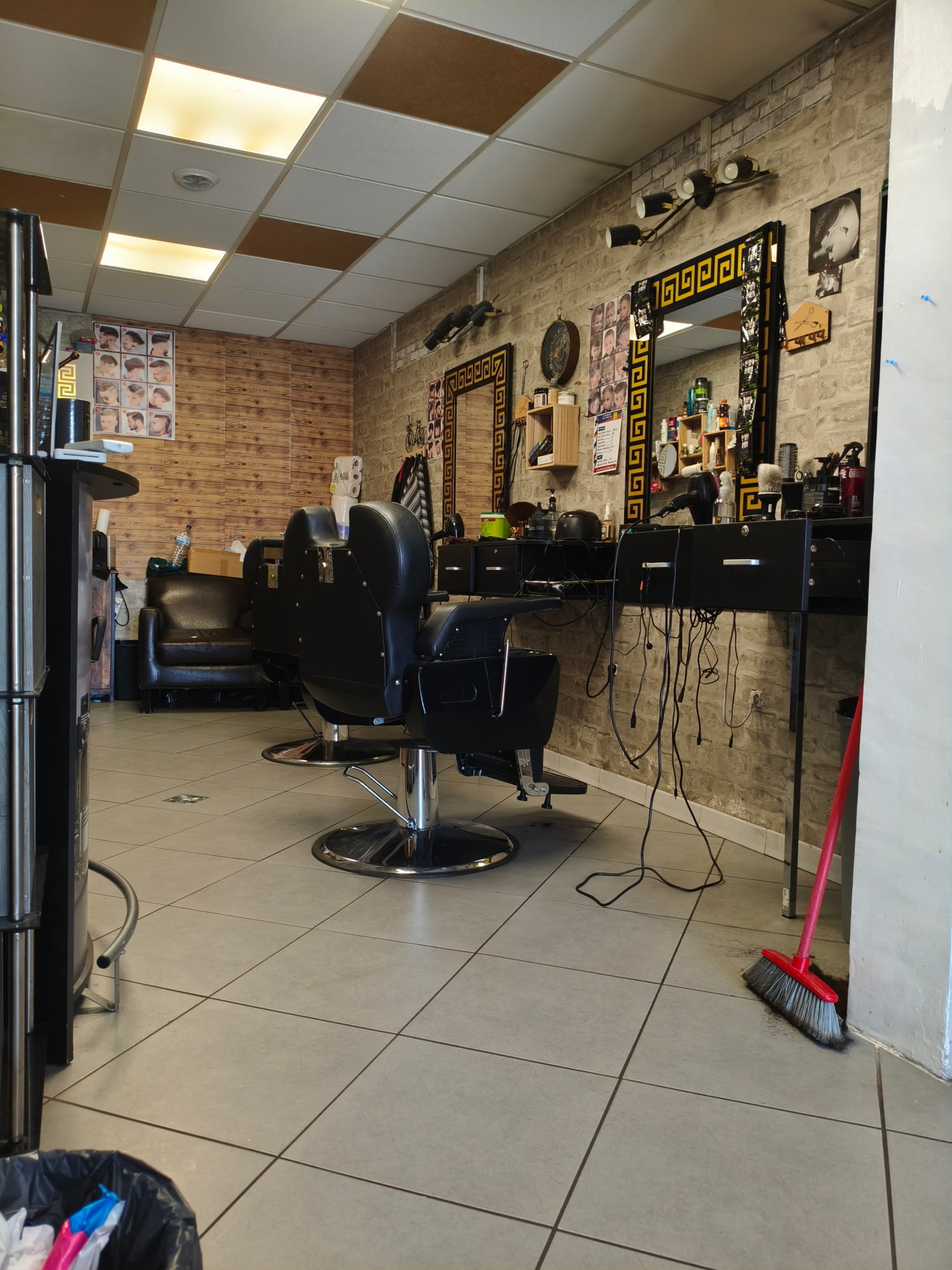 gray computer monitor