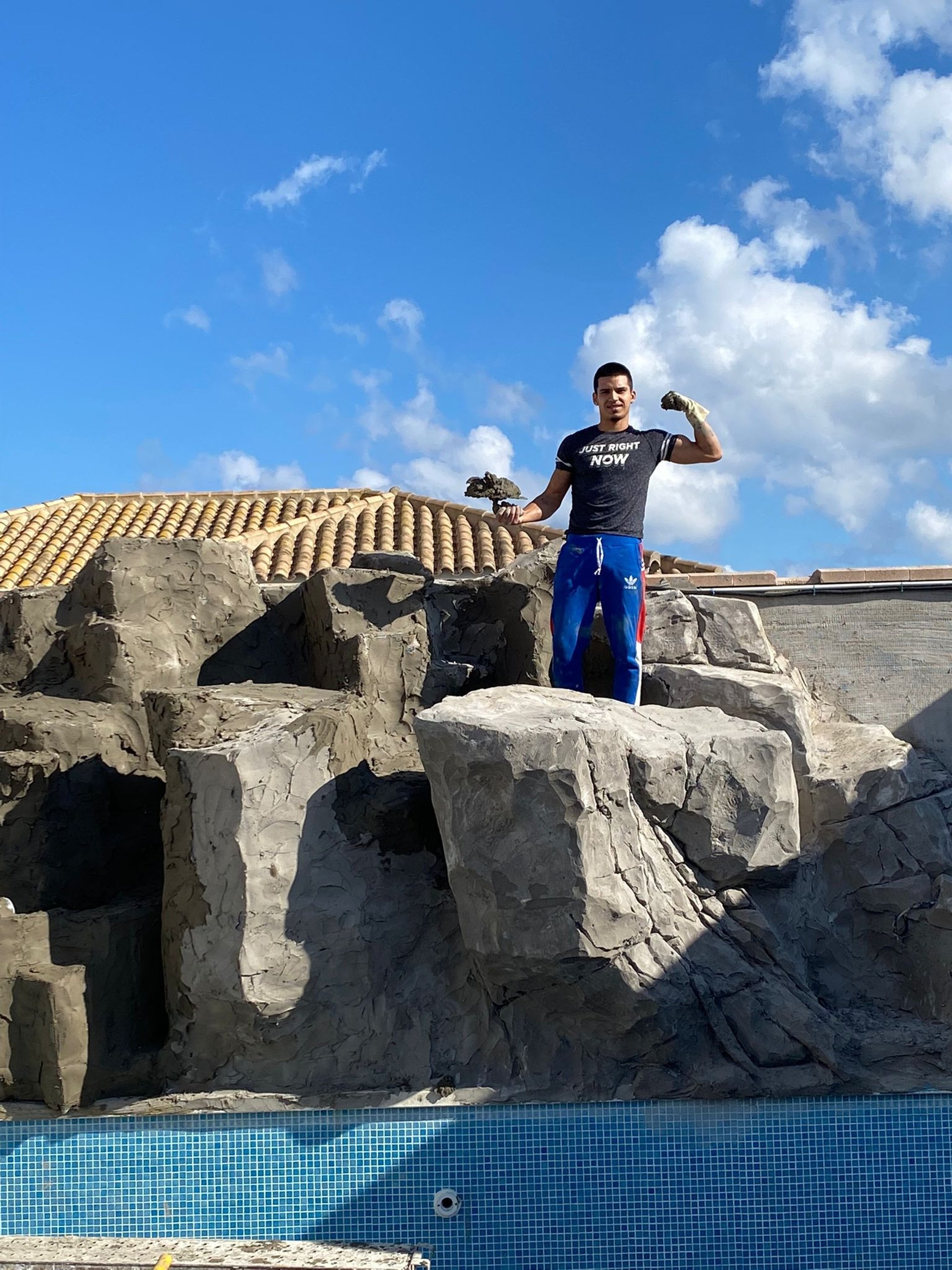 gray computer monitor