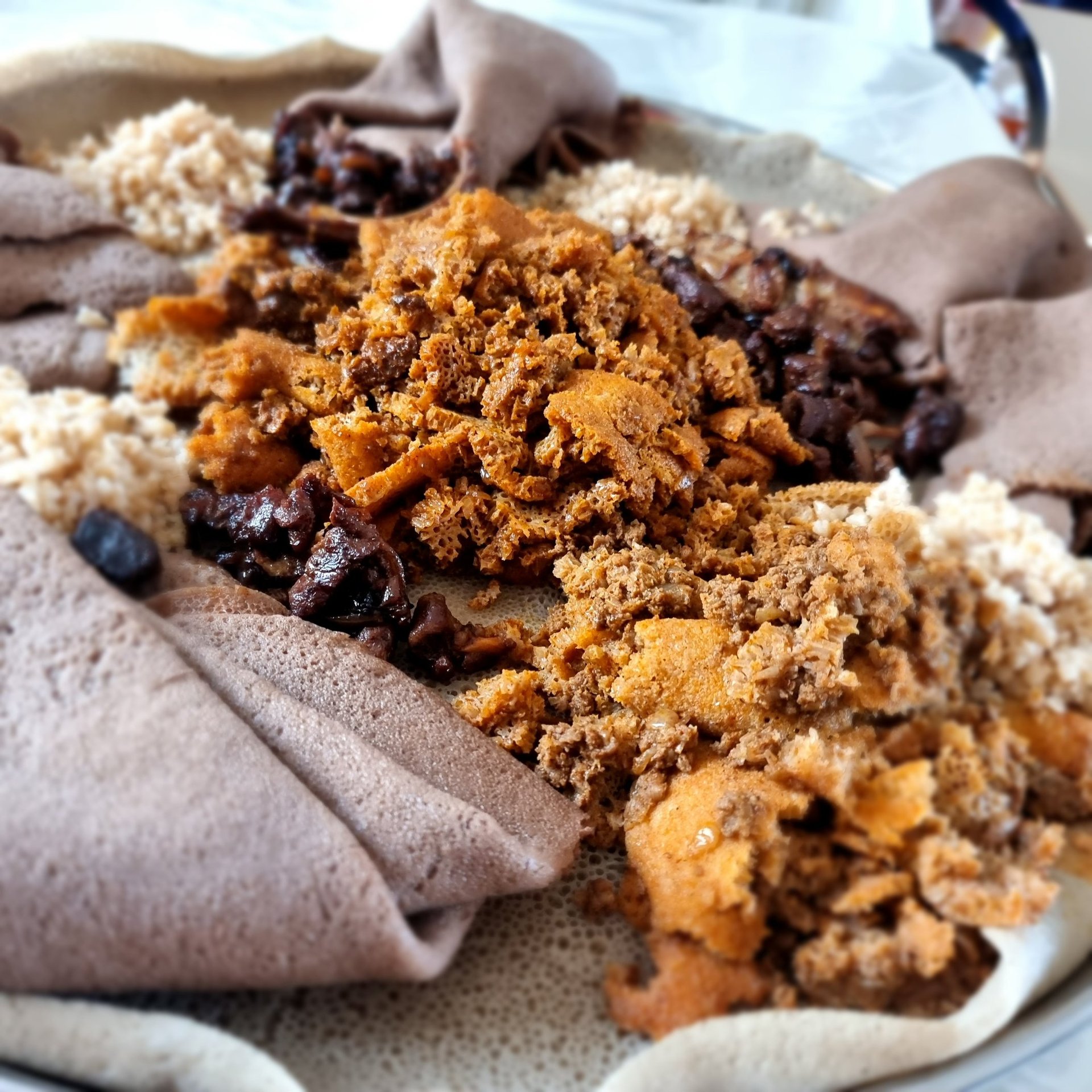 black and white bed linen