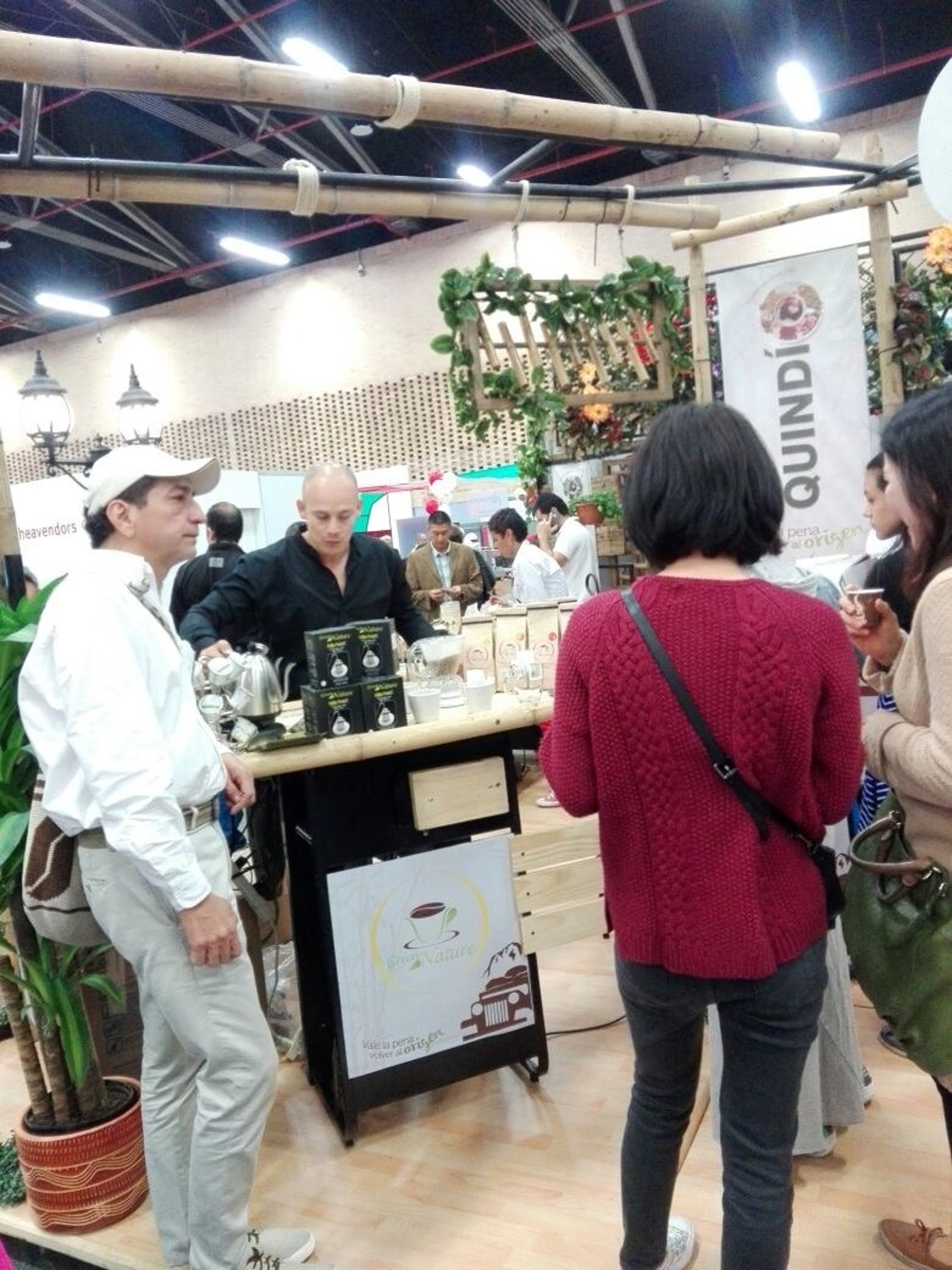 gray computer monitor