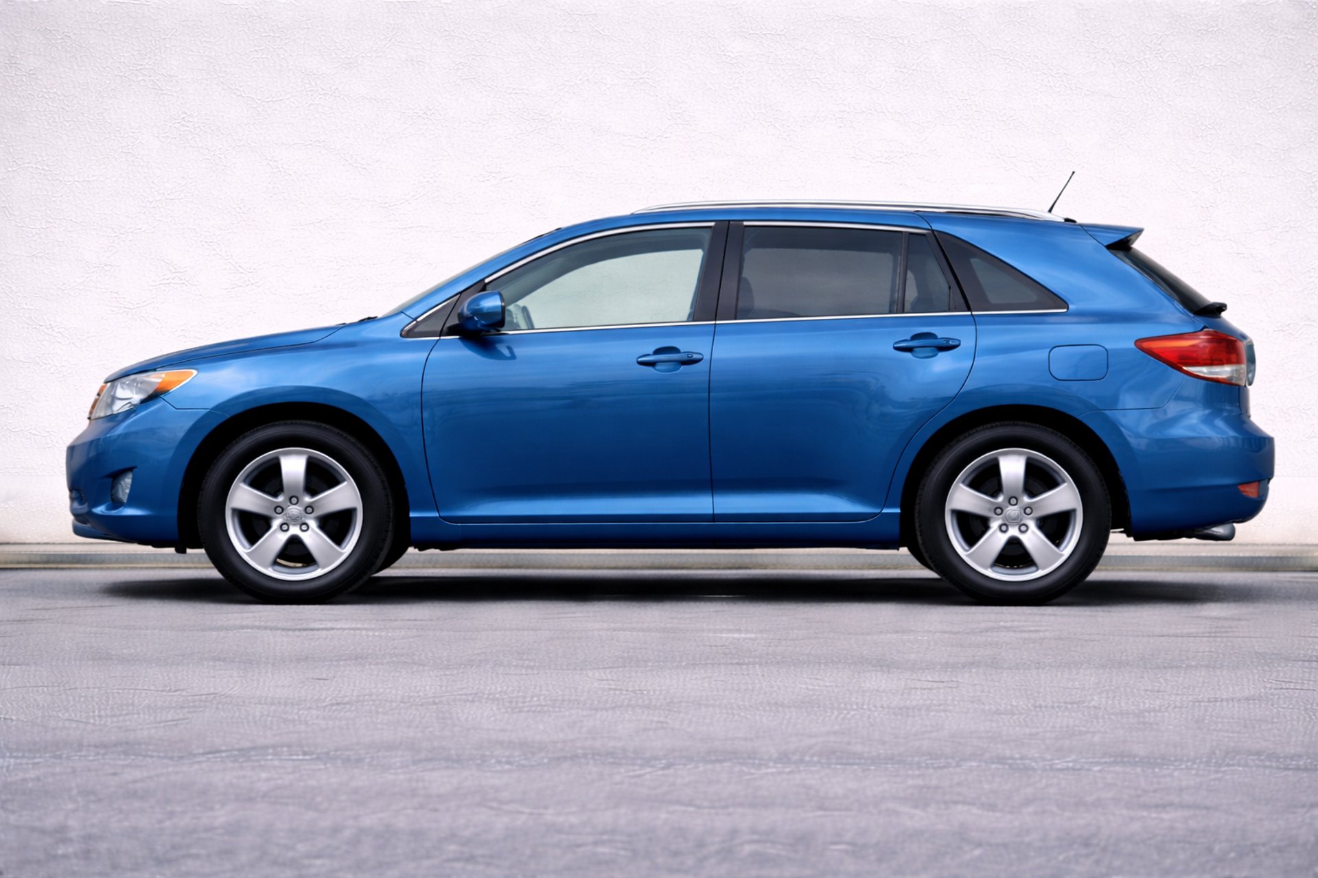 an abstract photo of a curved building with a blue sky in the background