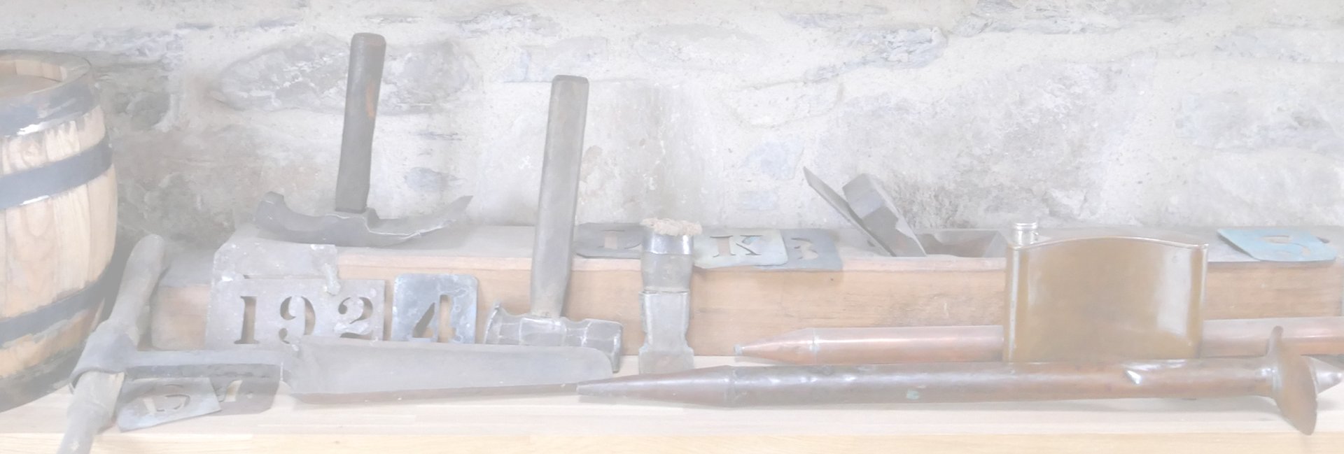 gray computer monitor