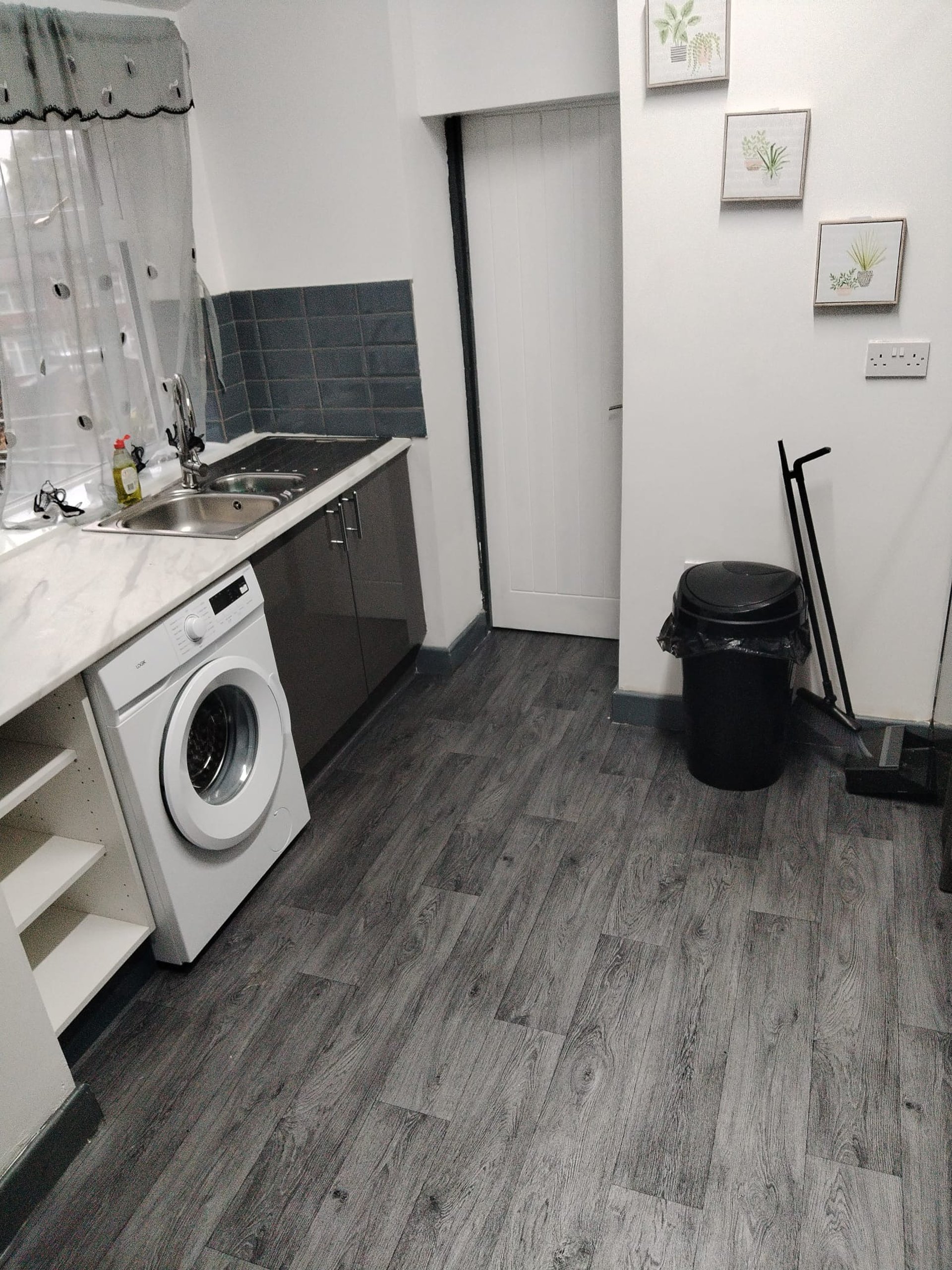 gray computer monitor