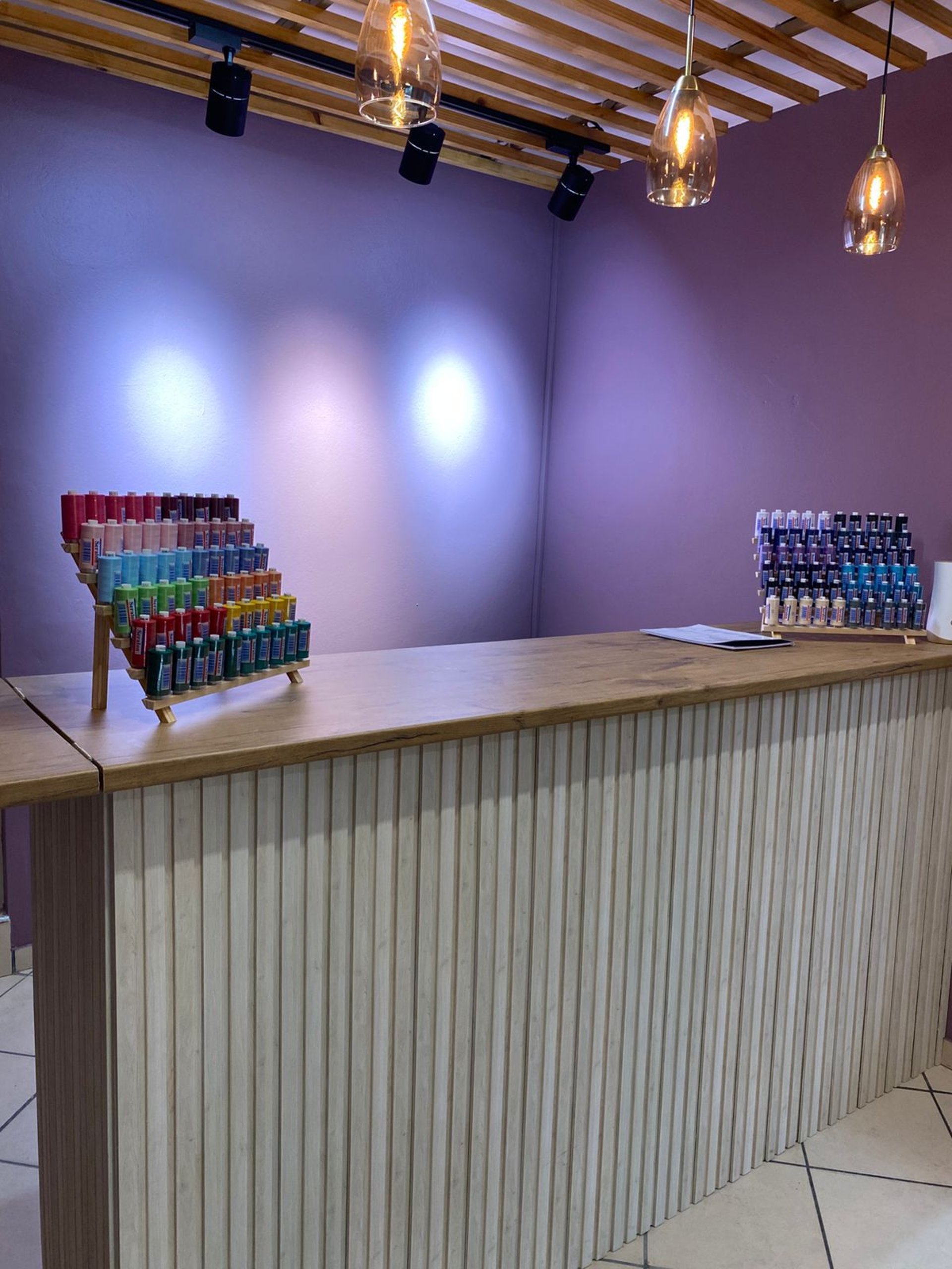 gray computer monitor