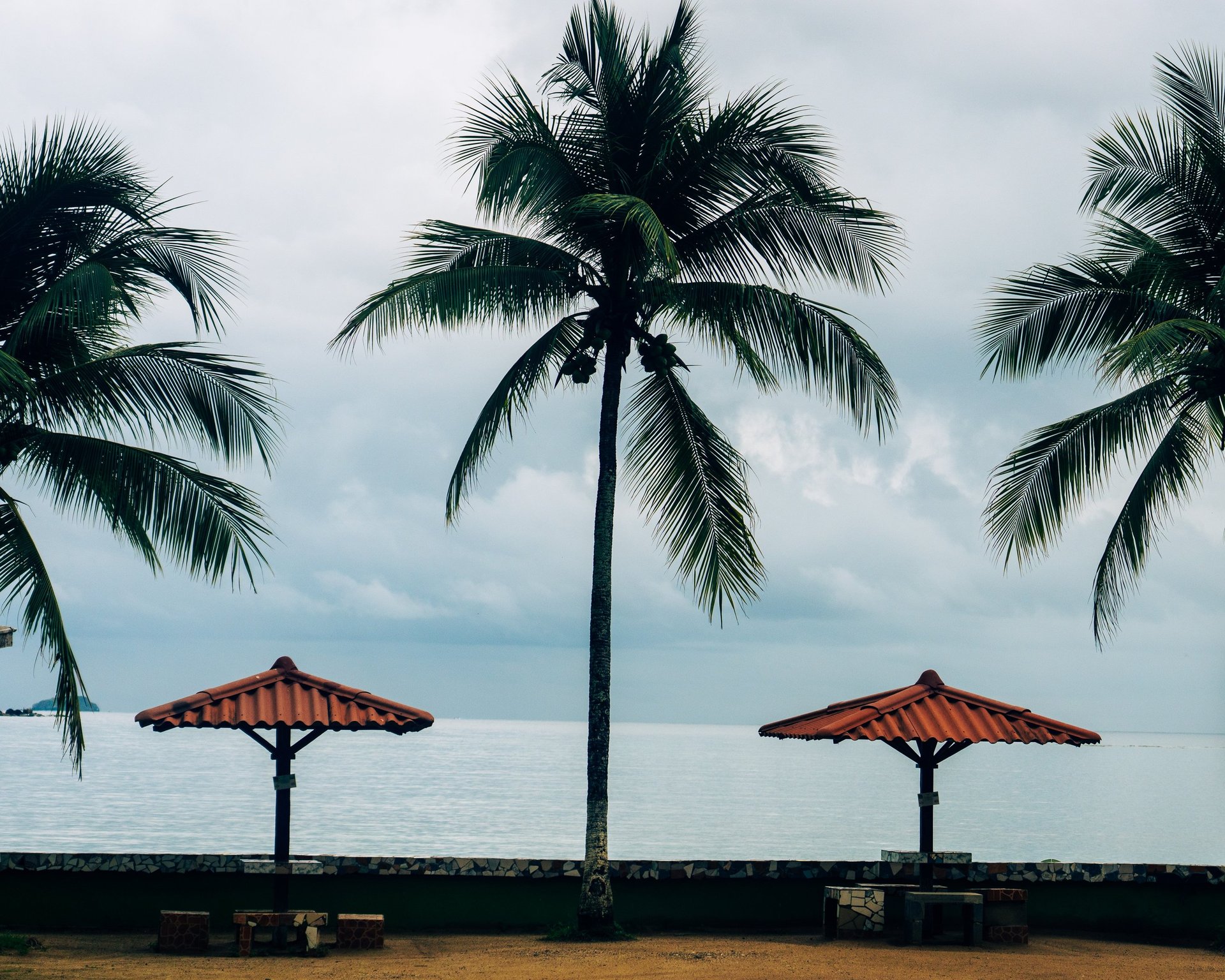 gray computer monitor