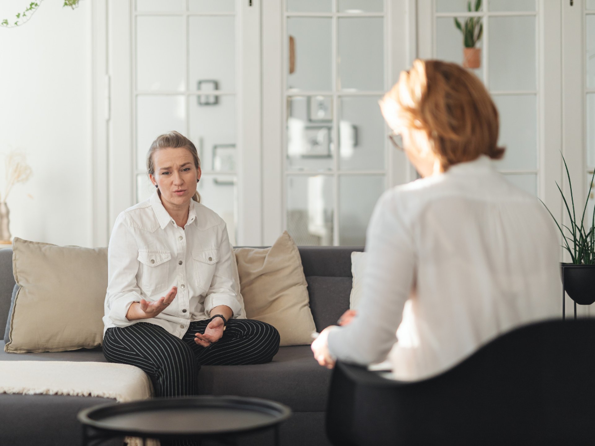 gray computer monitor