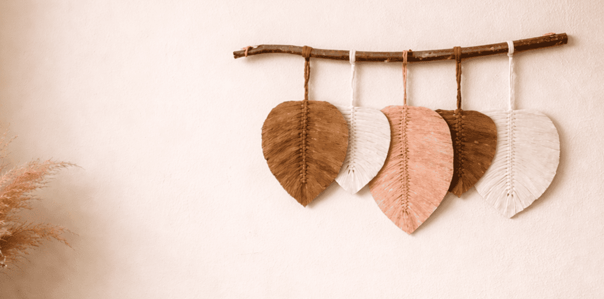 Tapiz de hojas macrame Ikkal hecho a mano elaborado por Kaalm Mx, para decoración interior