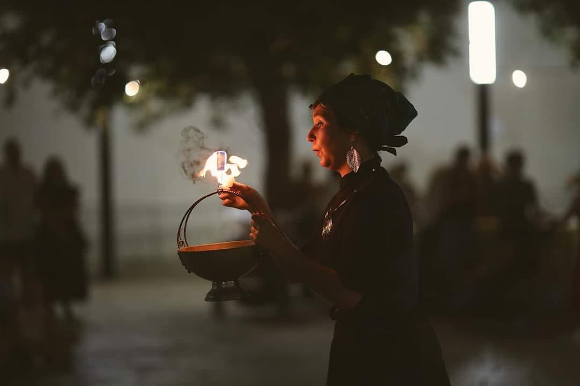 gray computer monitor