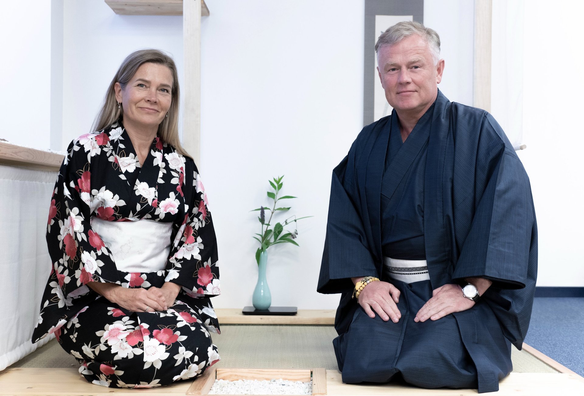 gray computer monitor