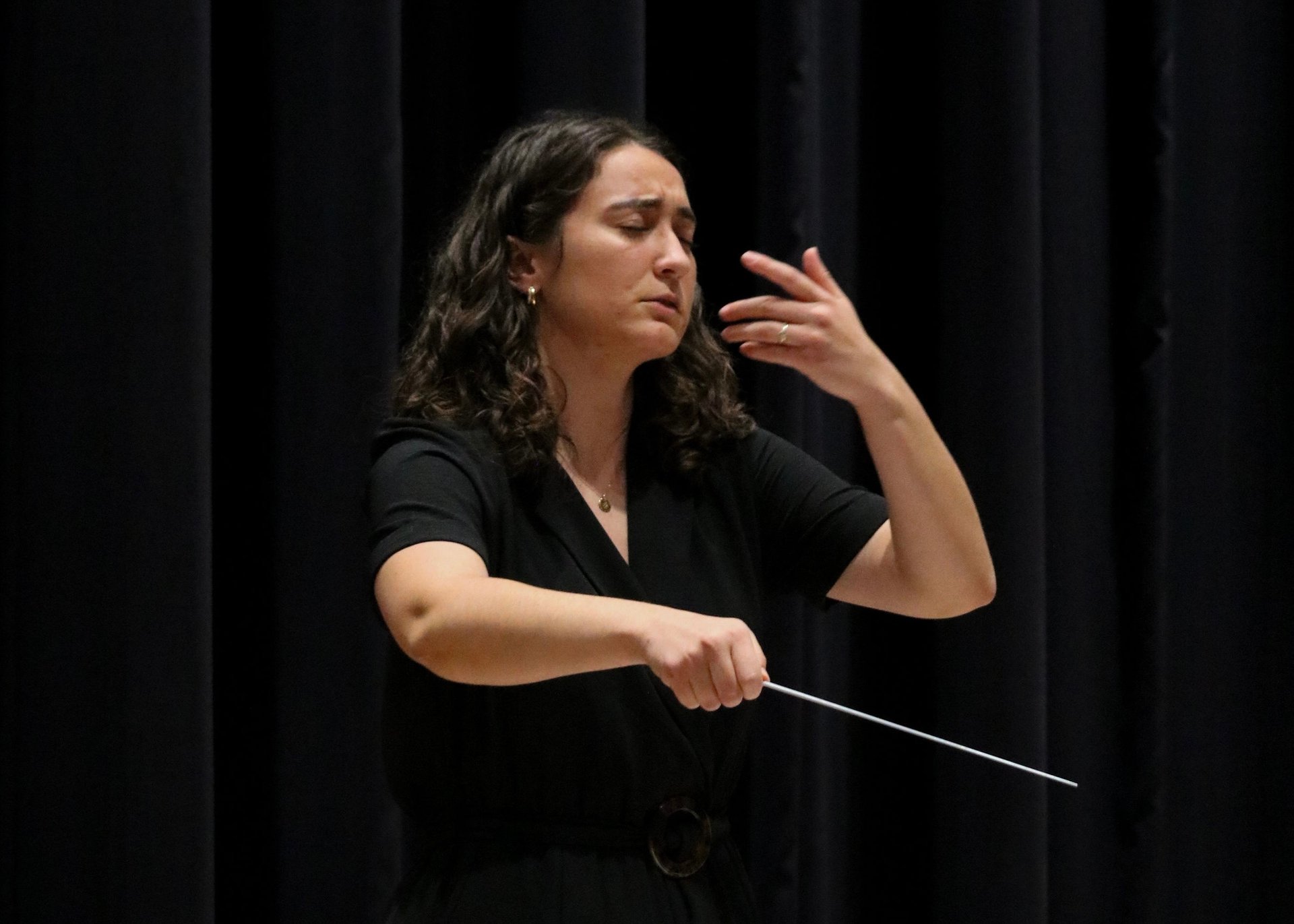 Hannah Evans conducting music