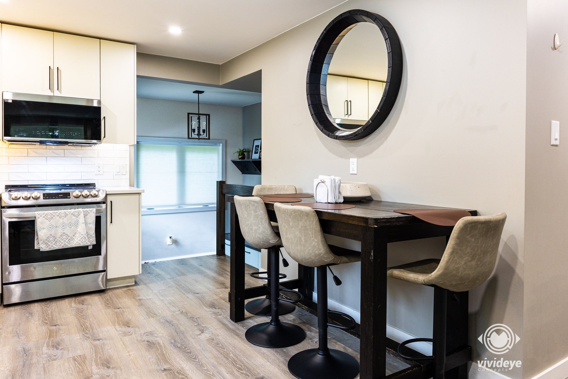 gray computer monitor