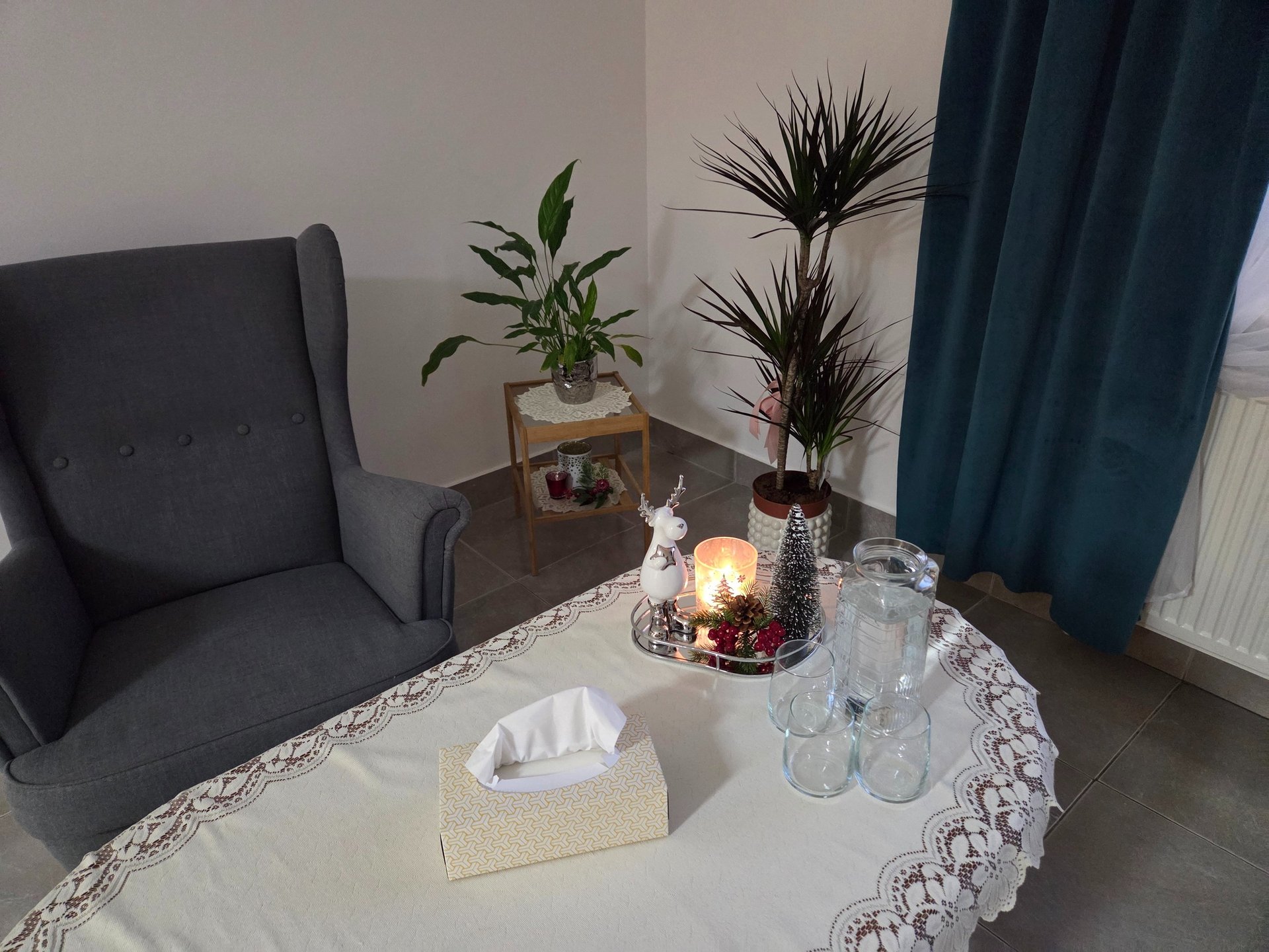 gray computer monitor